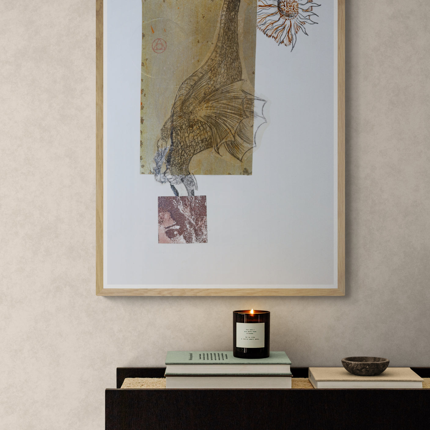 Œuvre originale Alchimia encadrée, dessin et gaufrage sur papier avec éléments d’or, mise en situation en intérieur