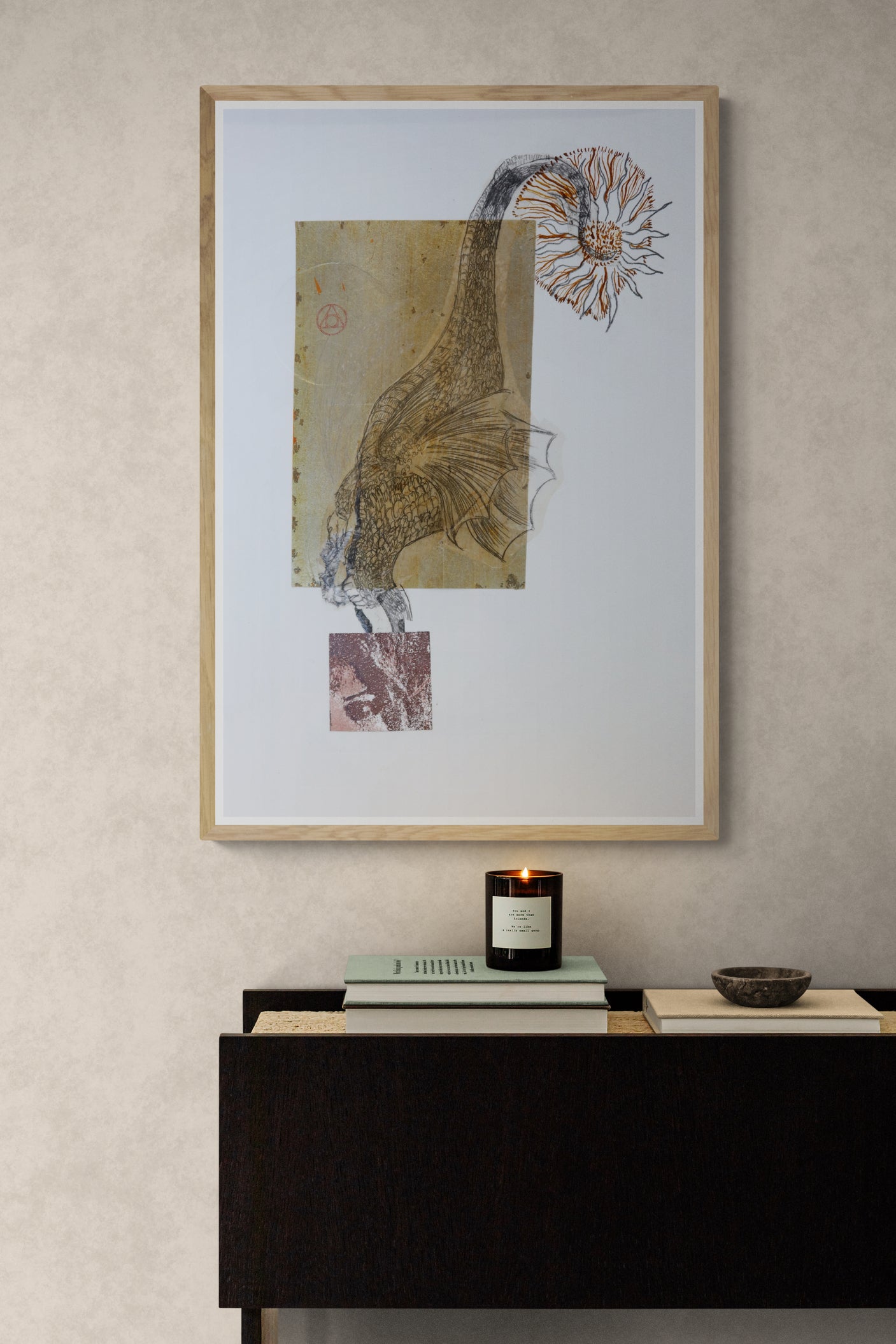 Œuvre originale Alchimia encadrée, dessin et gaufrage sur papier avec éléments d’or, mise en situation en intérieur