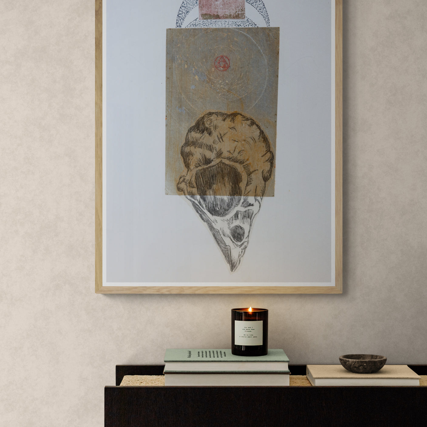 Œuvre originale de la collection Alchimia encadrée, dessin et gaufrage sur papier avec éléments d’or, présentée en intérieur