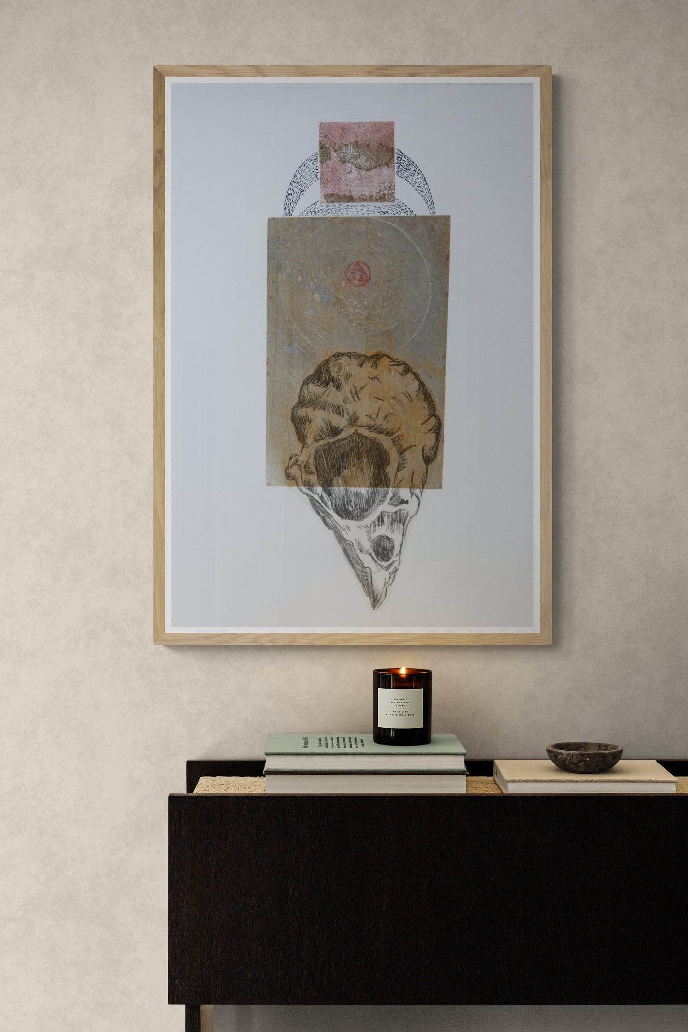 Œuvre originale de la collection Alchimia encadrée, dessin et gaufrage sur papier avec éléments d’or, présentée en intérieur
