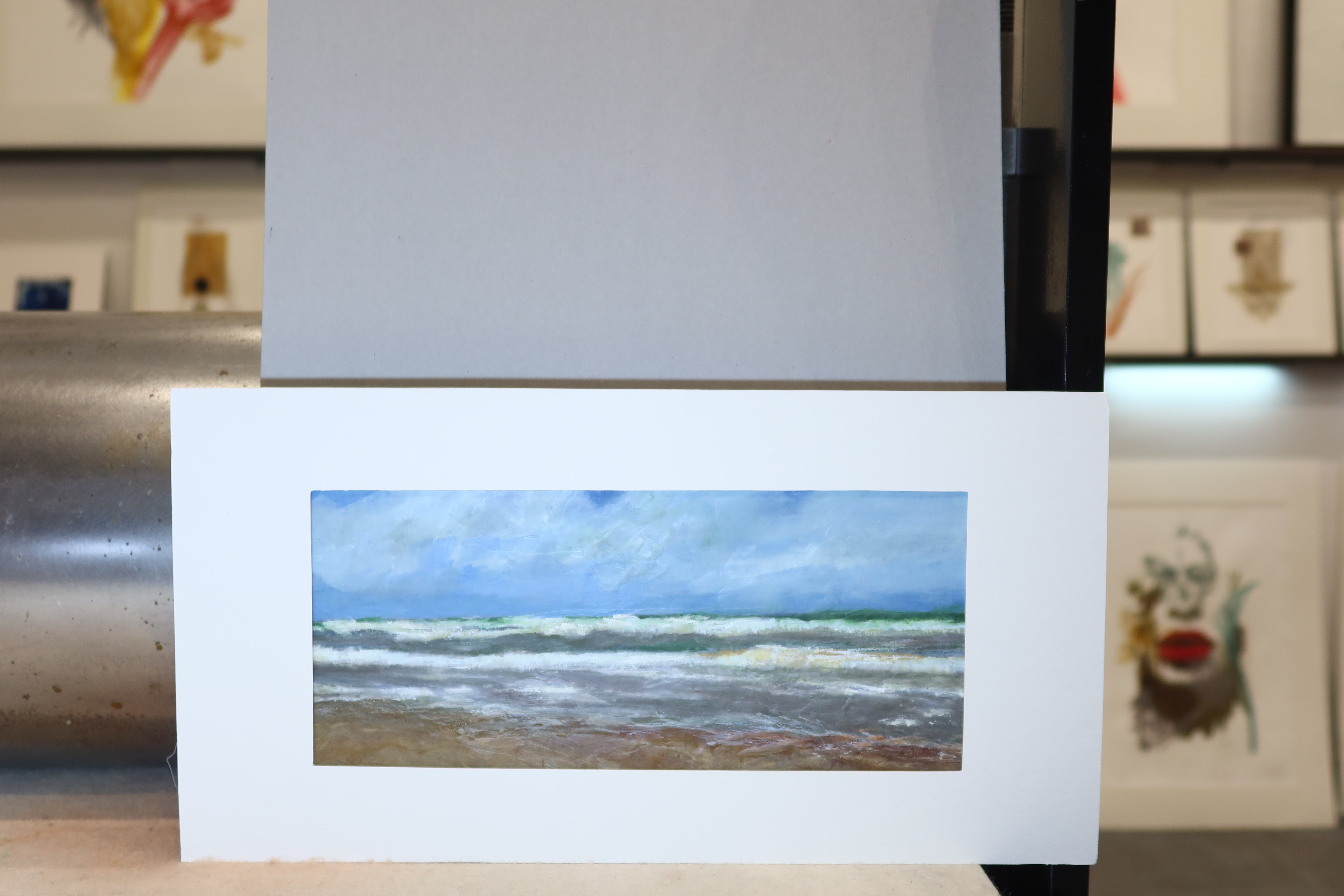 Peinture à la cire de la collection Cire représentant la mer agitée et la plage.