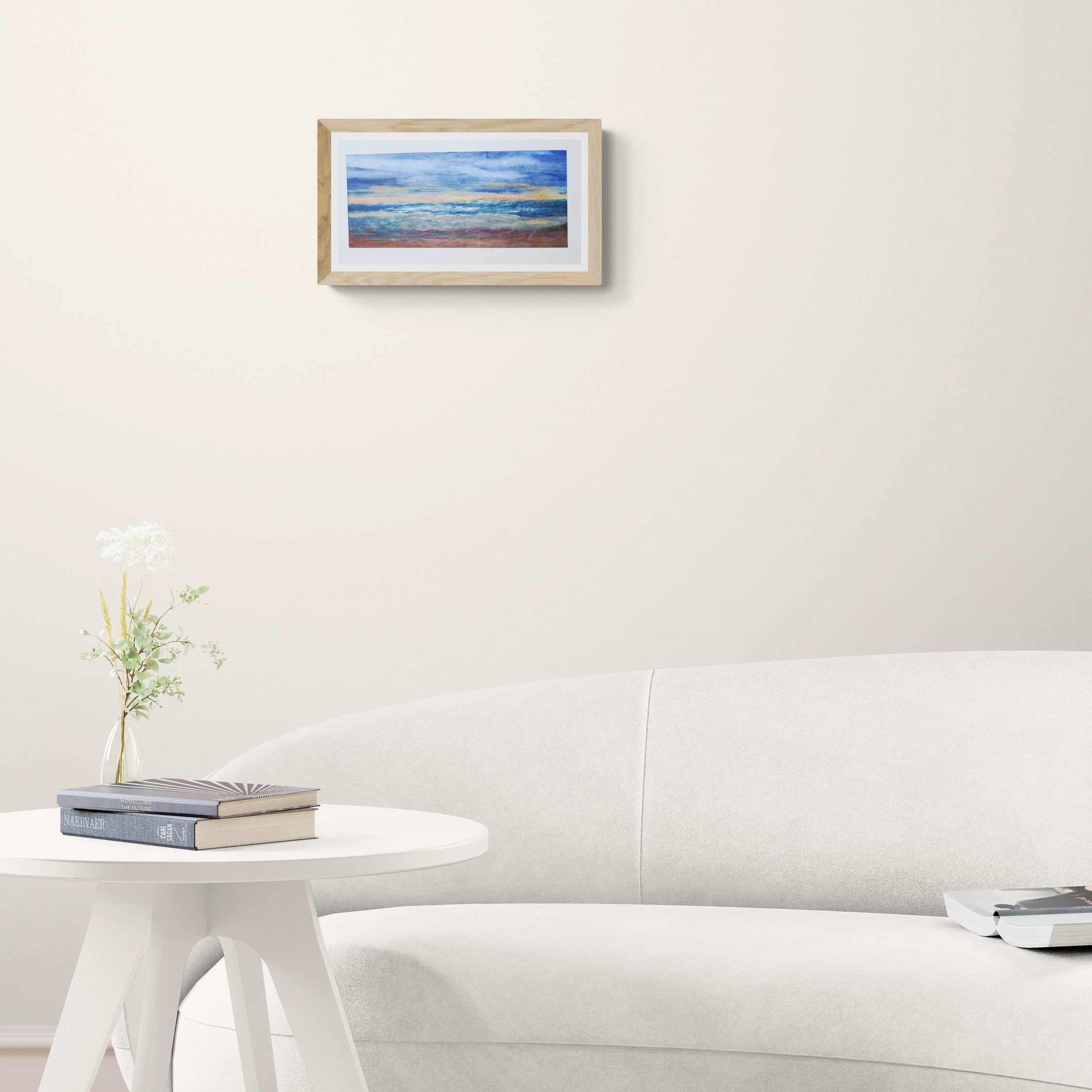 Œuvre encadrée de la collection Cire présentée en intérieur, peinture à la cire représentant la mer et la plage au coucher de soleil, paysage marin.