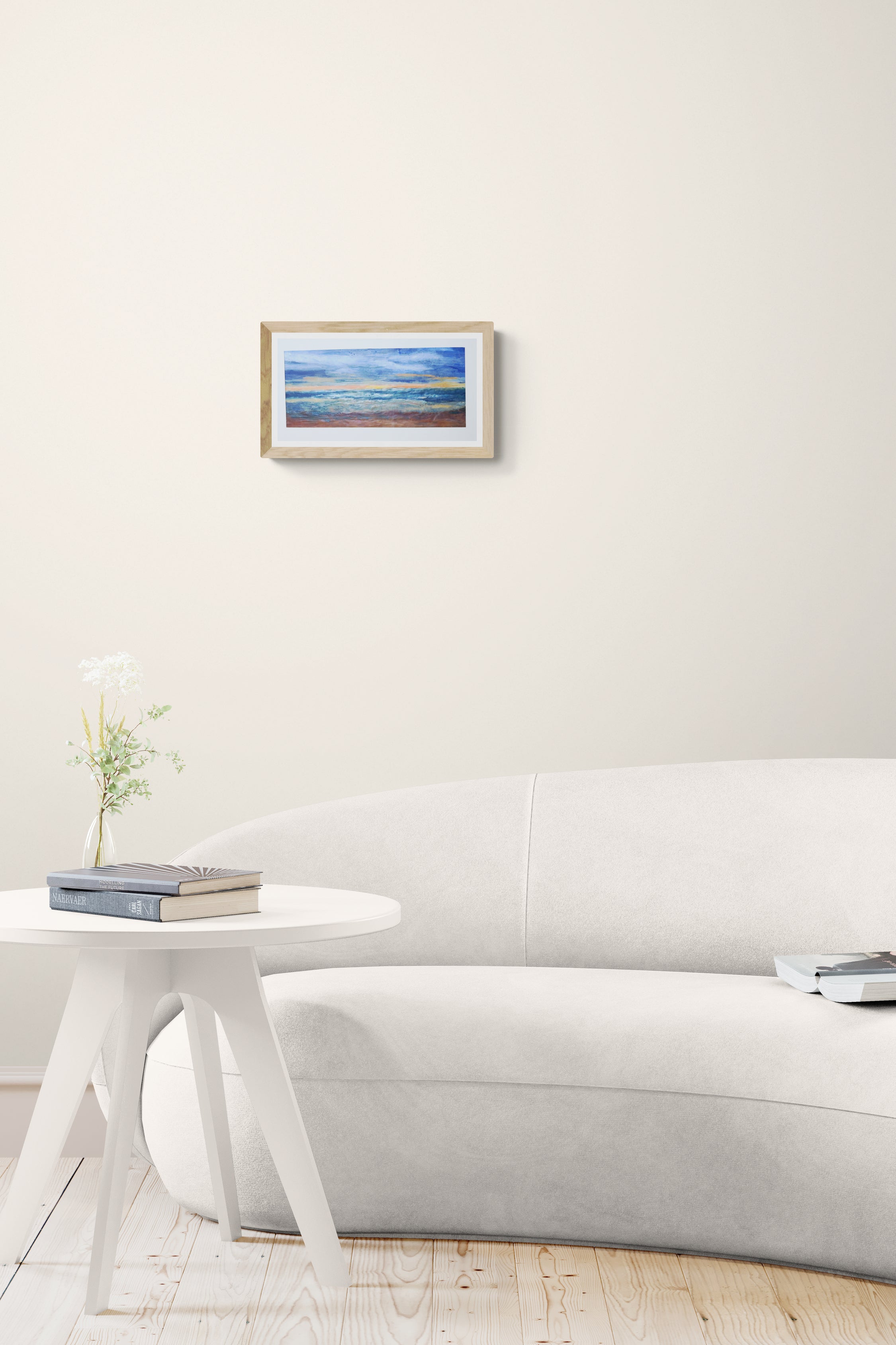 Œuvre encadrée de la collection Cire présentée en intérieur, peinture à la cire représentant la mer et la plage au coucher de soleil, paysage marin.