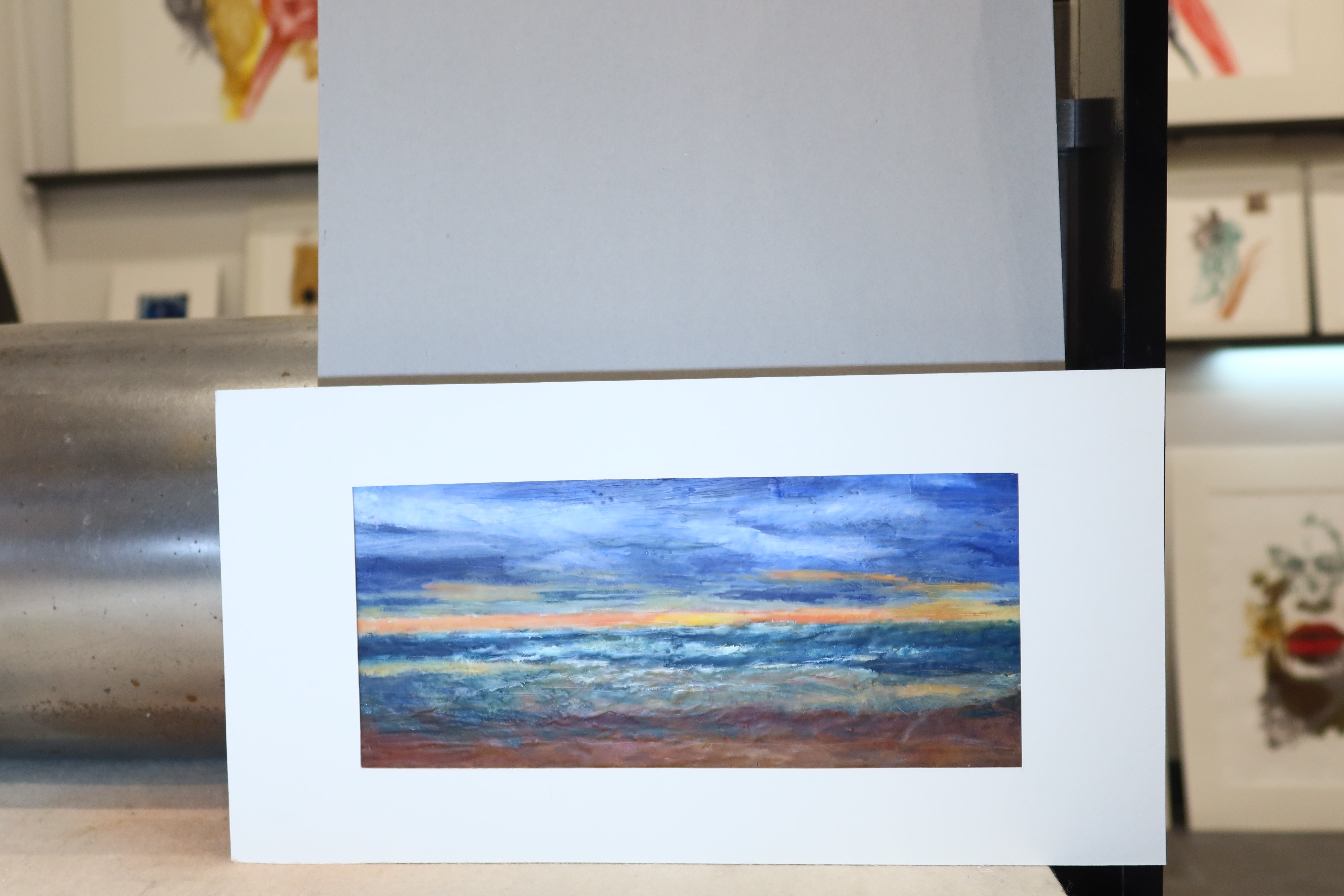 Œuvre de la collection Cire, peinture à la cire représentant la mer et la plage au coucher de soleil, paysage marin.