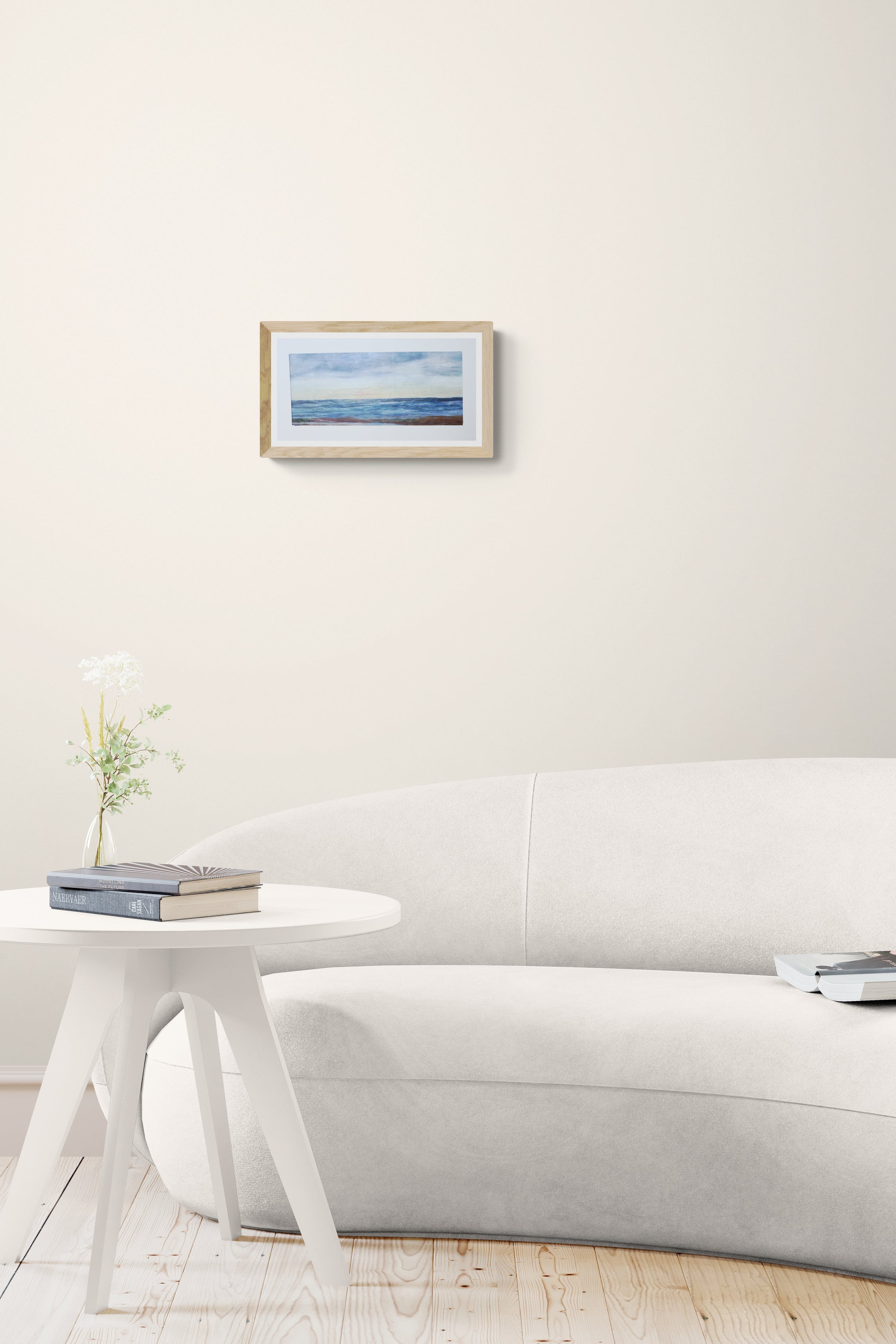 Peinture à la cire encadrée de la collection Cire en mise en situation, représentant la mer et la plage au moment du coucher de soleil.