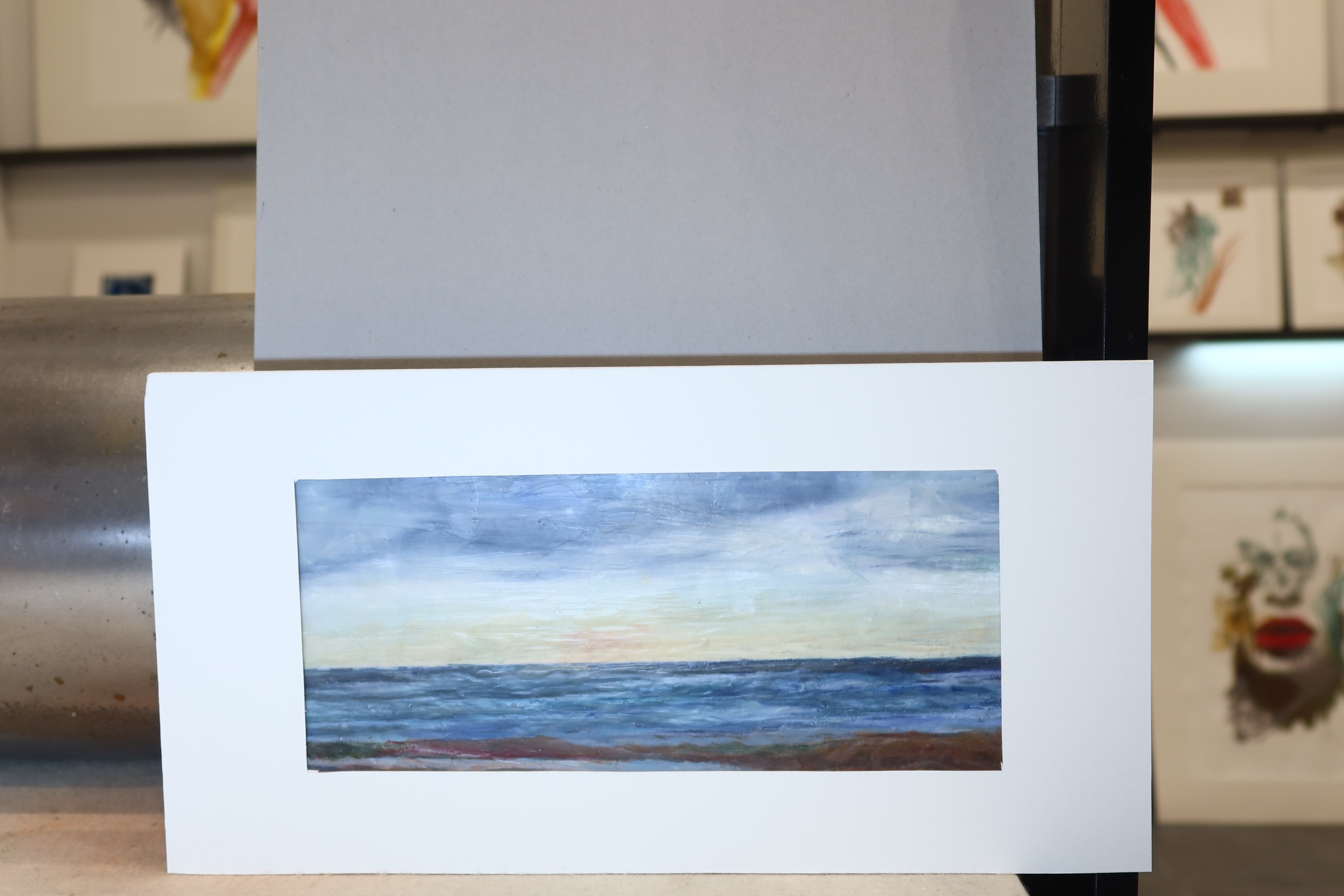 Peinture à la cire de la collection Cire représentant la mer et la plage au moment du coucher de soleil.