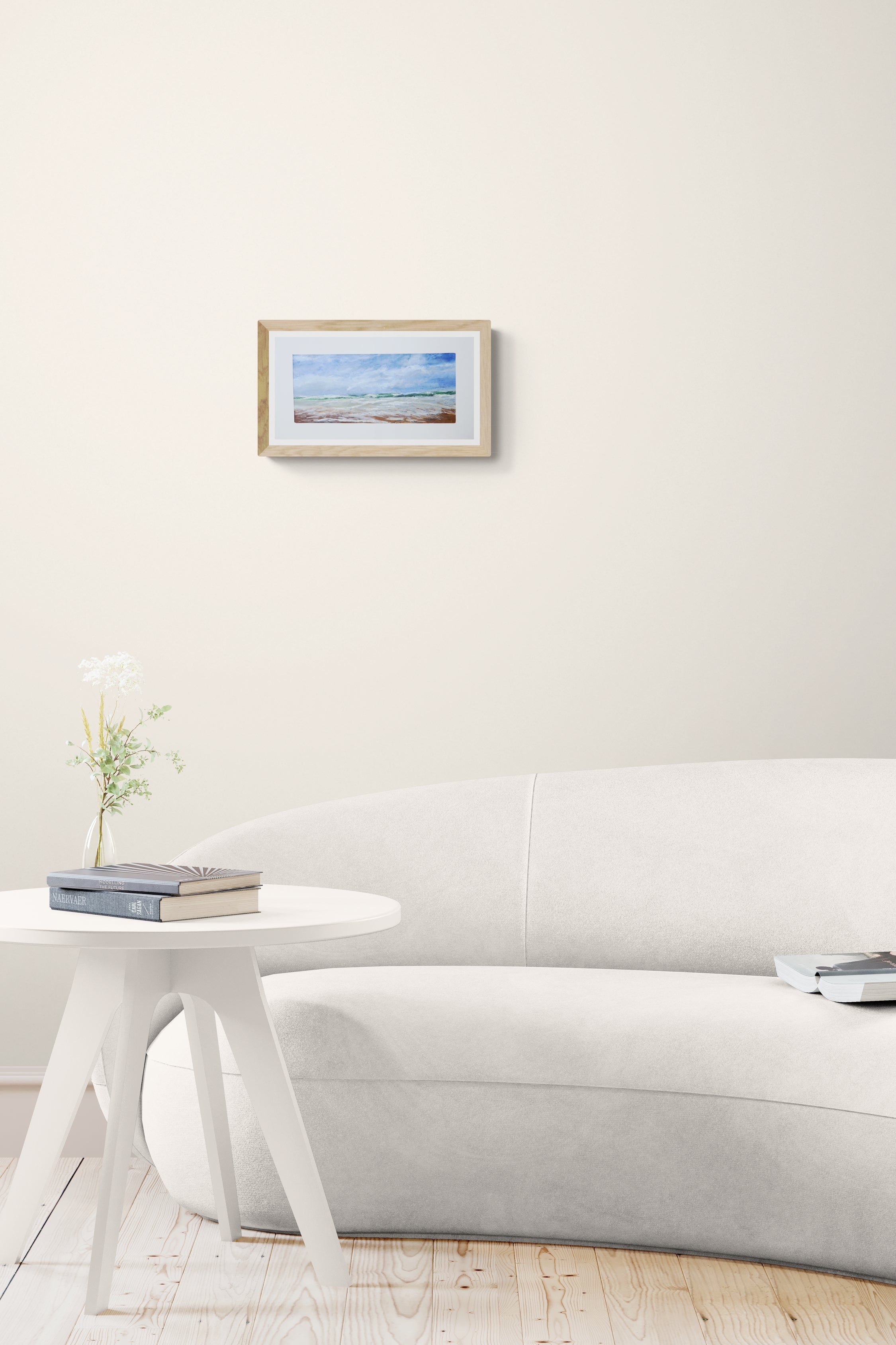 Œuvre encadrée de la collection Cire présentée en intérieur, peinture à la cire représentant la mer et la plage, paysage.
