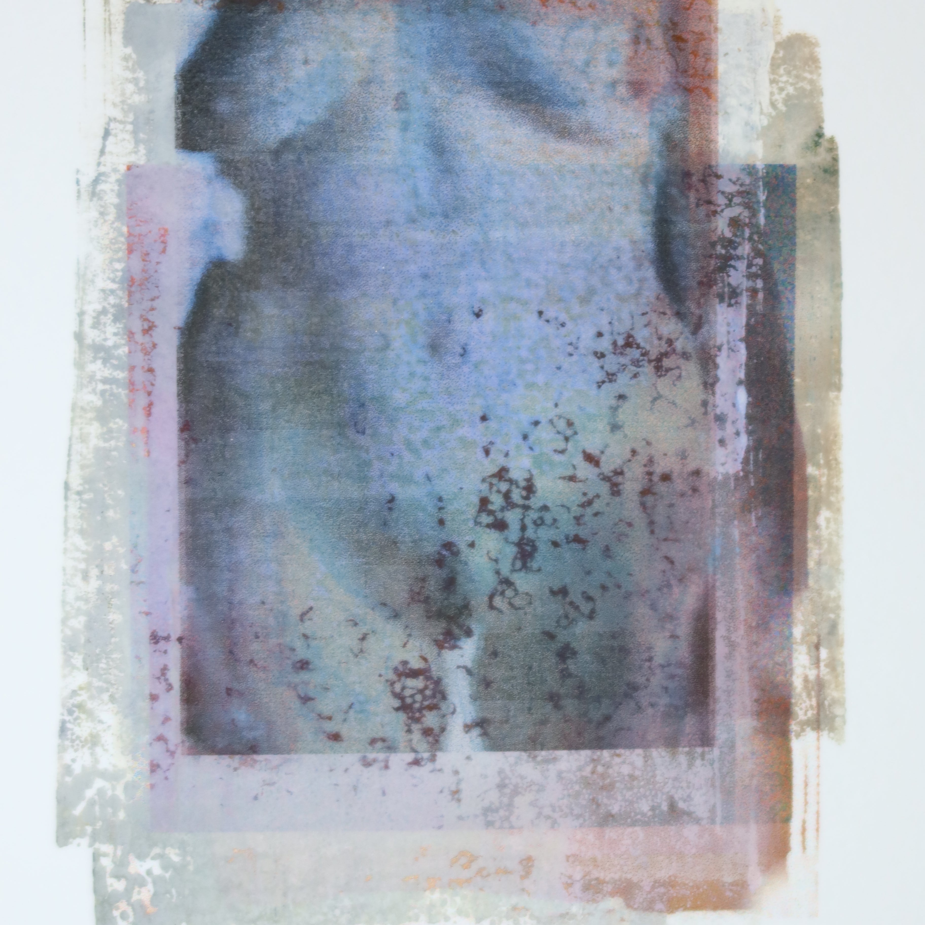 Œuvre de la collection Corpus représentant un corps aux tons bleutés avec des traces visibles et des rectangles superposés, monotype et image imprimée.