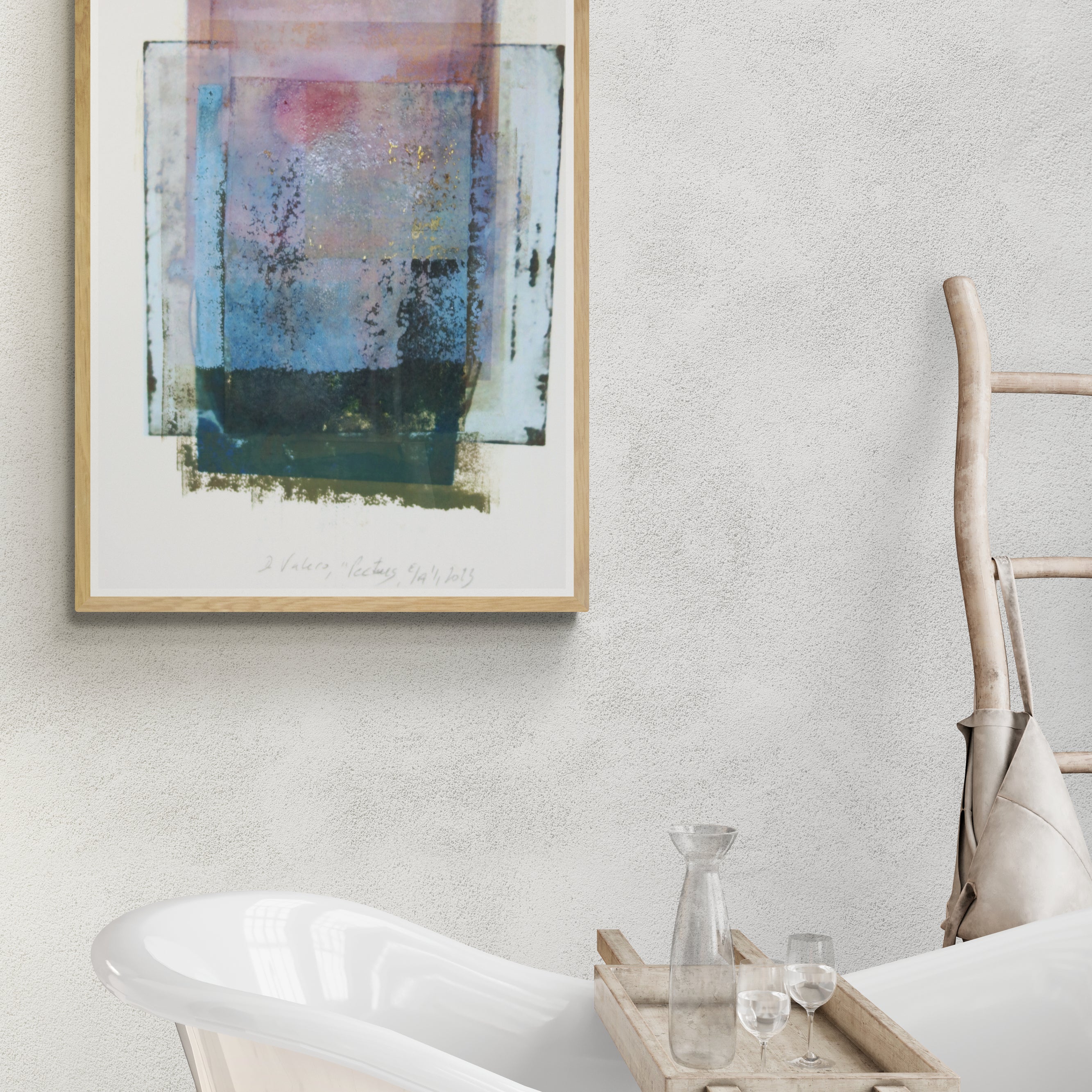 Œuvre encadrée de la collection Corpus en mise en situation représentant un corps humain avec des rectangles bleutés superposés, réalisée en monotype et image imprimée.