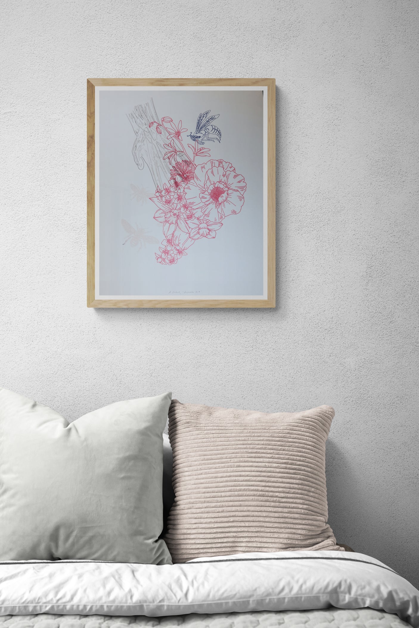 Œuvre encadrée de la collection Corpvide présentée en intérieure représentant une main, une composition florale et un insecte, réalisée au dessin au feutre et au crayon.