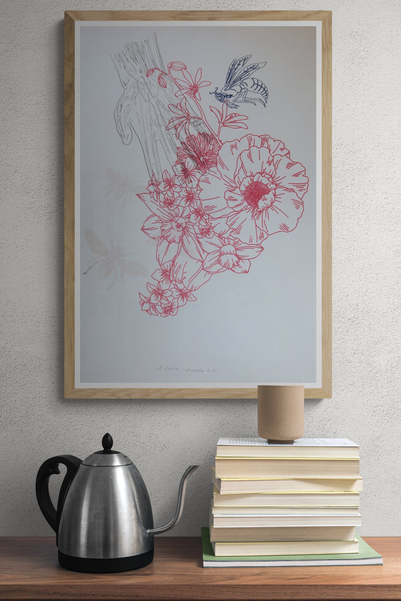 Œuvre encadrée de la collection Corpvide en mise en situation représentant une main, une composition florale et un insecte, réalisée au dessin au feutre et au crayon.