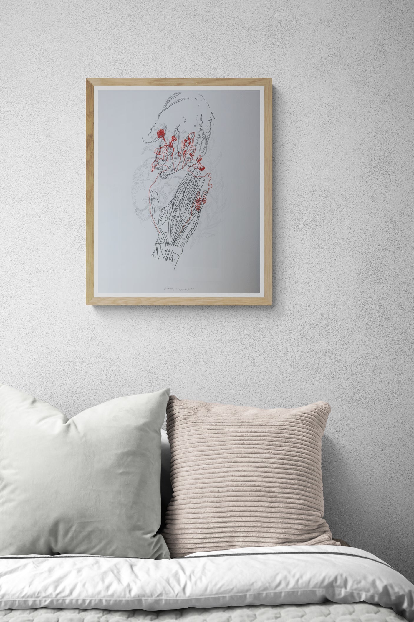 Œuvre encadrée de la collection Corpvide présentée en intérieure représentant une main, des fleurs et un cœur anatomique, réalisée au dessin au feutre et au crayon.