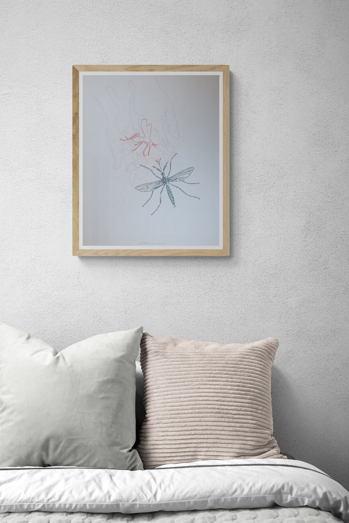 Œuvre encadrée de la collection Corpvide présentée en intérieure représentant des mains et une libellule, réalisée au dessin au feutre et au crayon.