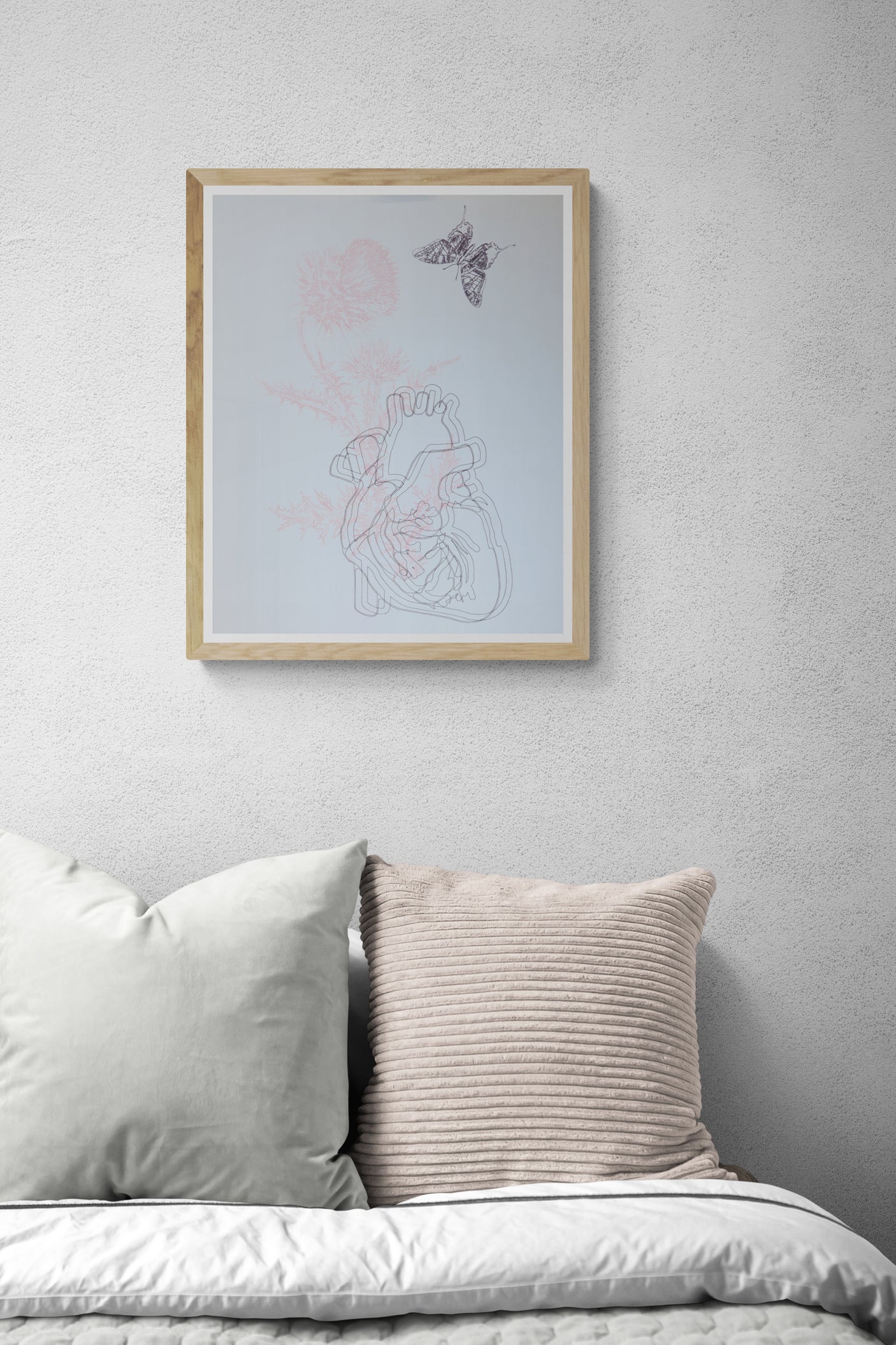 Œuvre encadrée de la collection Corpvide présentée en intérieure représentant un papillon, des fleurs et un cœur anatomique, réalisée au dessin au feutre et au crayon.
