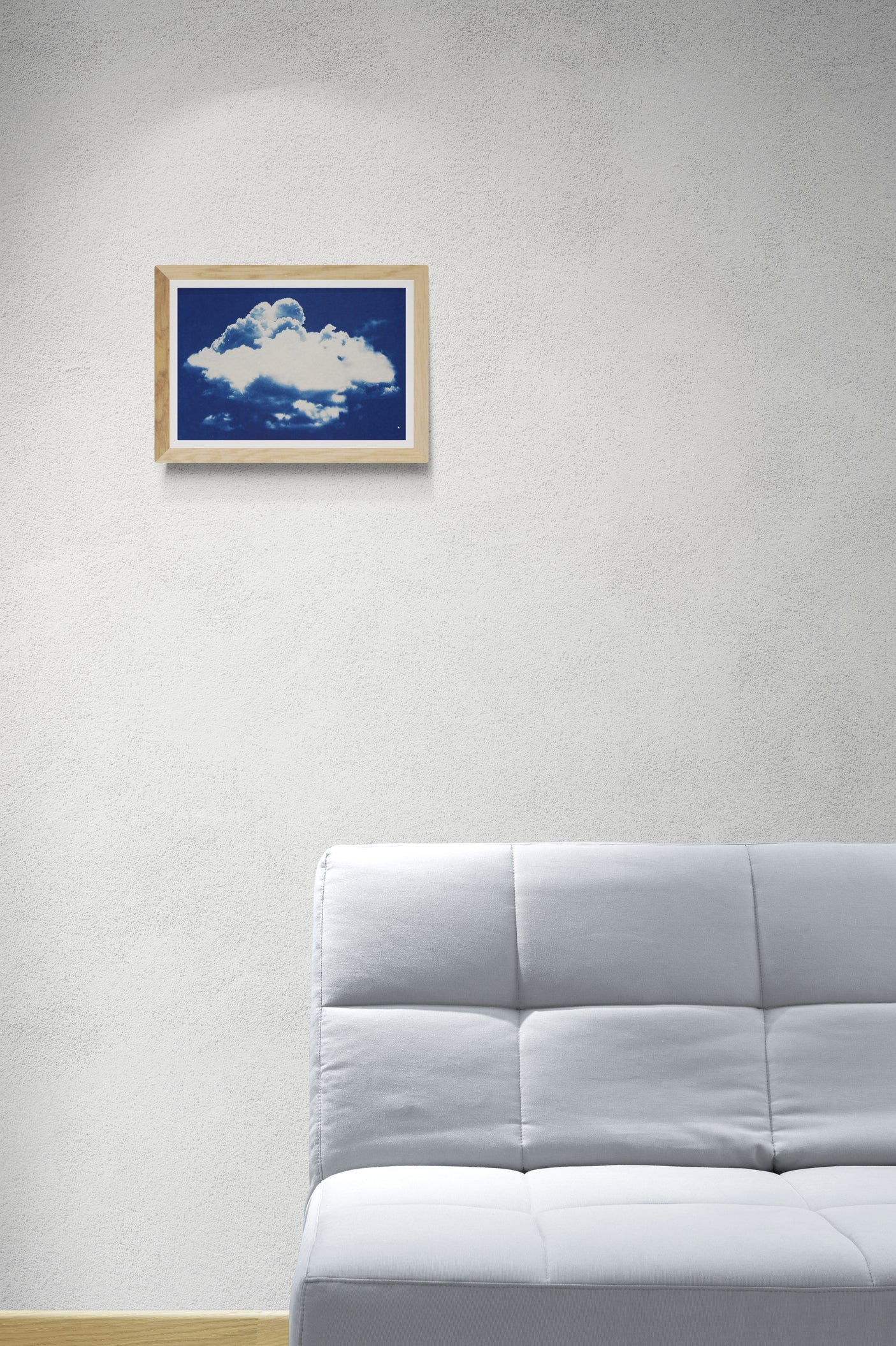 Œuvre encadrée de la collection Cyanotype en mise en situation représentant un nuage blanc dans un ciel bleu.