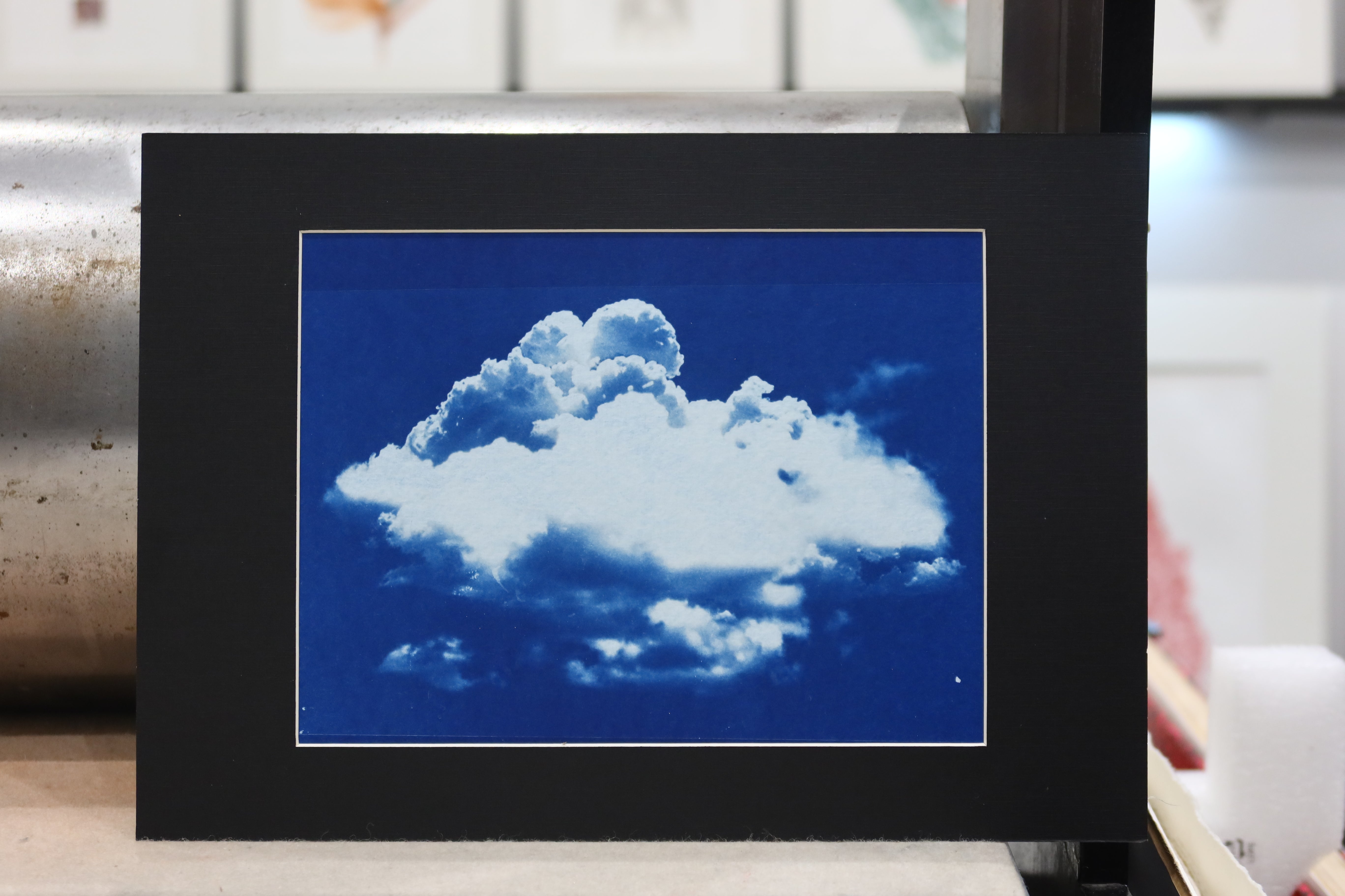 Œuvre de la collection Cyanotype représentant un nuage blanc dans un ciel bleu.