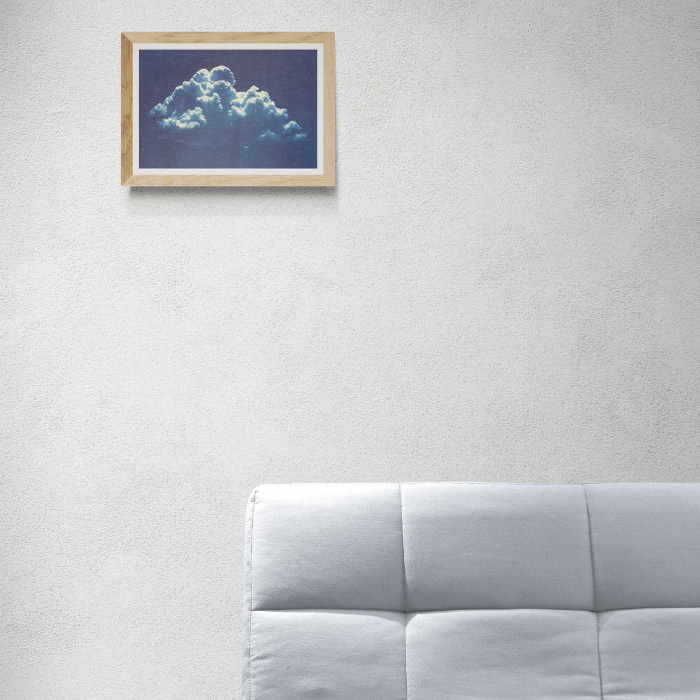 Œuvre encadrée de la collection Cyanotype en mise en situation représentant une formation de nuage bleu dans le ciel.