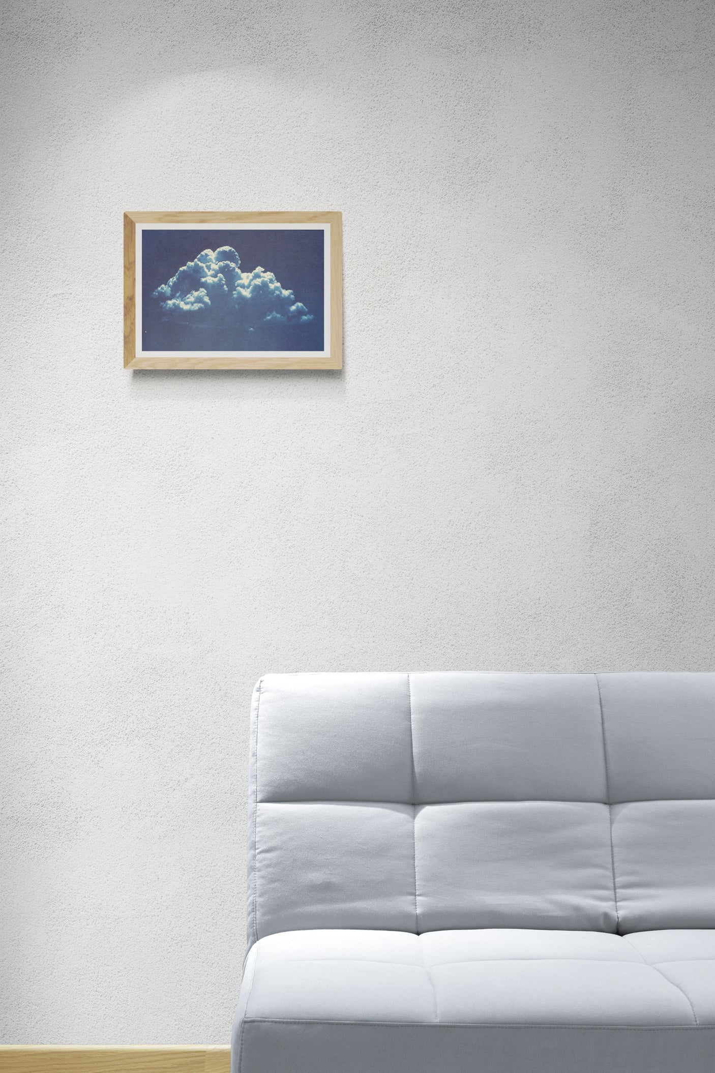 Œuvre encadrée de la collection Cyanotype en mise en situation représentant une formation de nuage bleu dans le ciel.