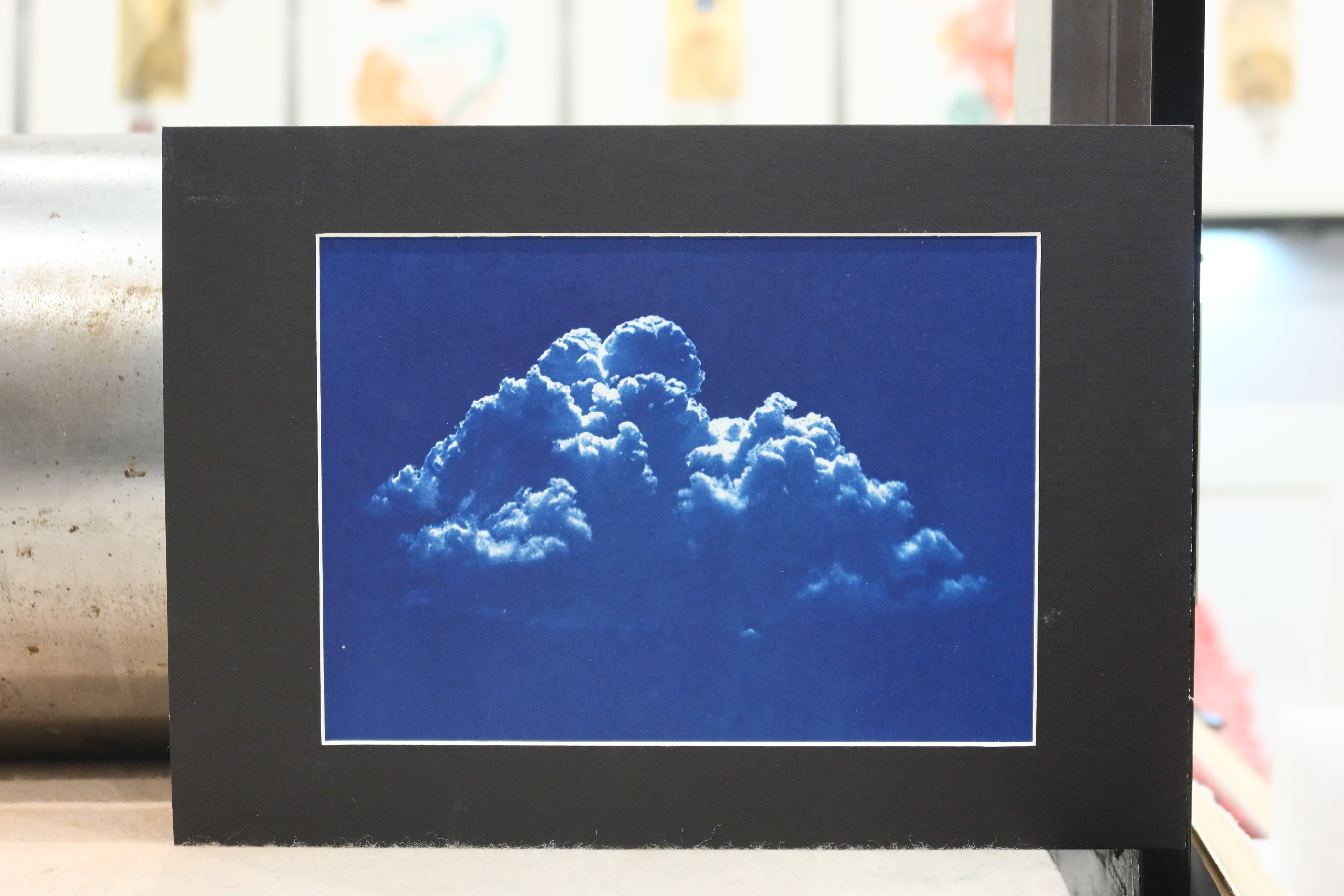 Œuvre de la collection Cyanotype représentant une formation de nuage bleu dans le ciel.