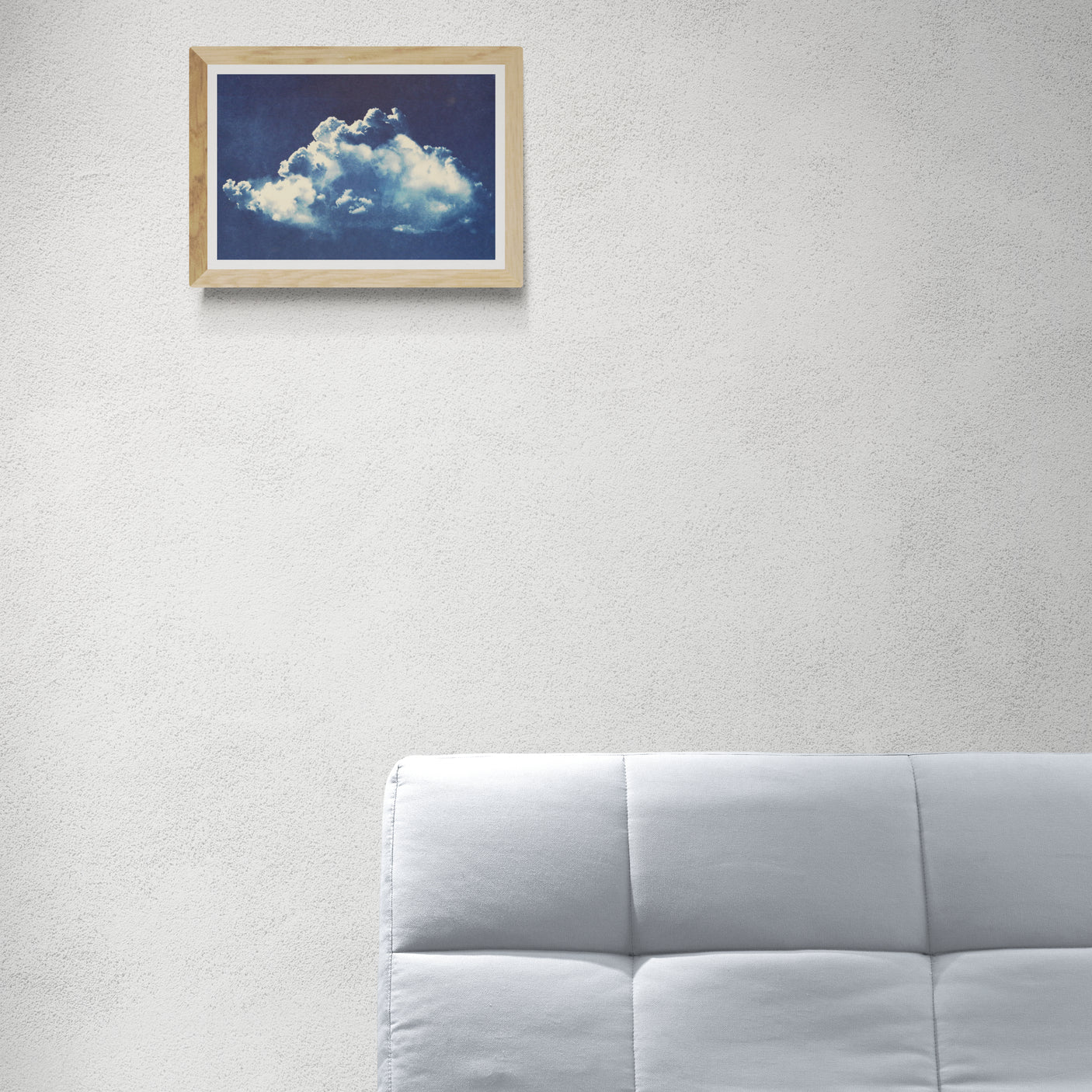 Œuvre encadrée de la collection Cyanotype en mise en situation représentant un nuage bleu dans le ciel.
