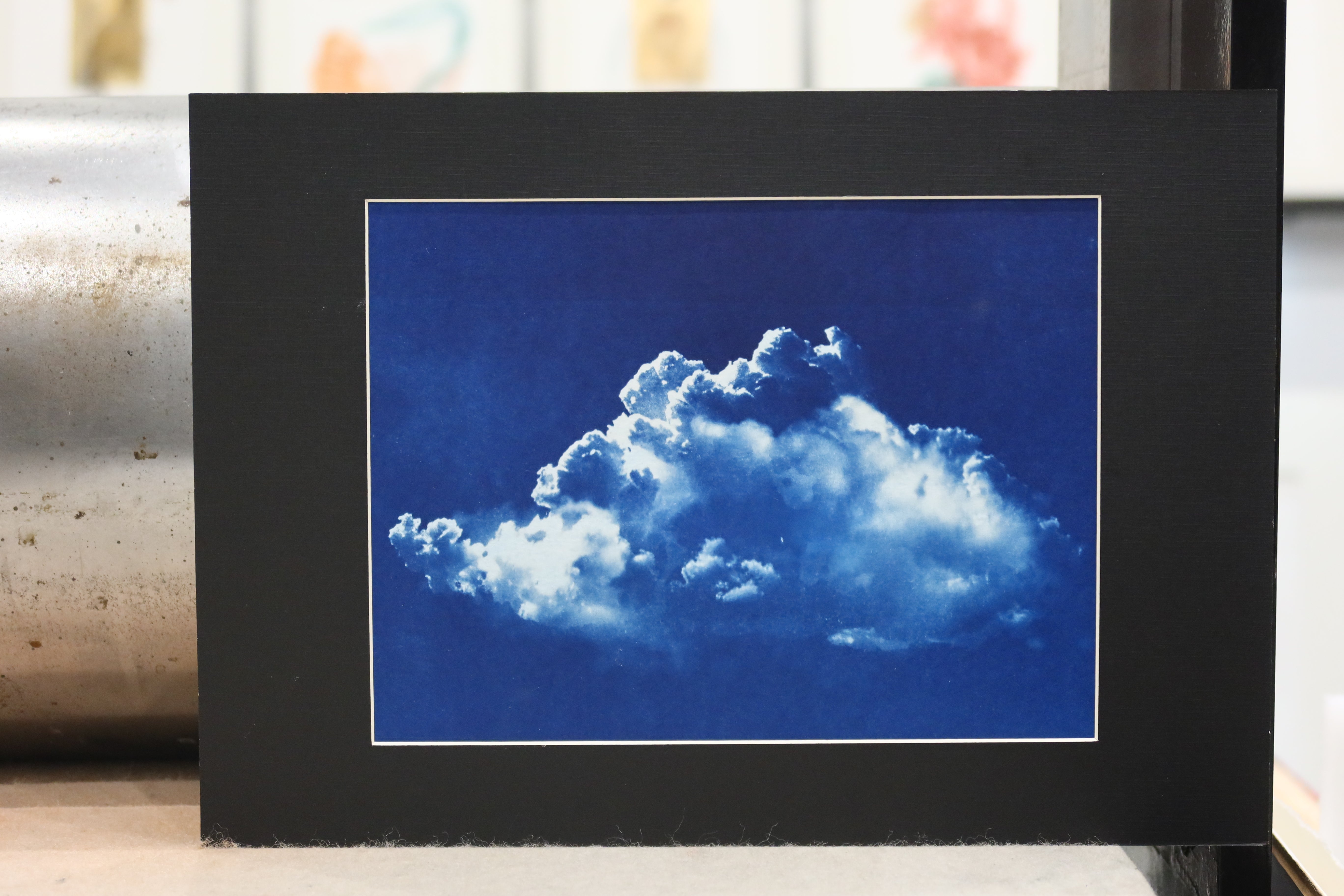 Œuvre de la collection Cyanotype représentant un nuage bleu dans le ciel.
