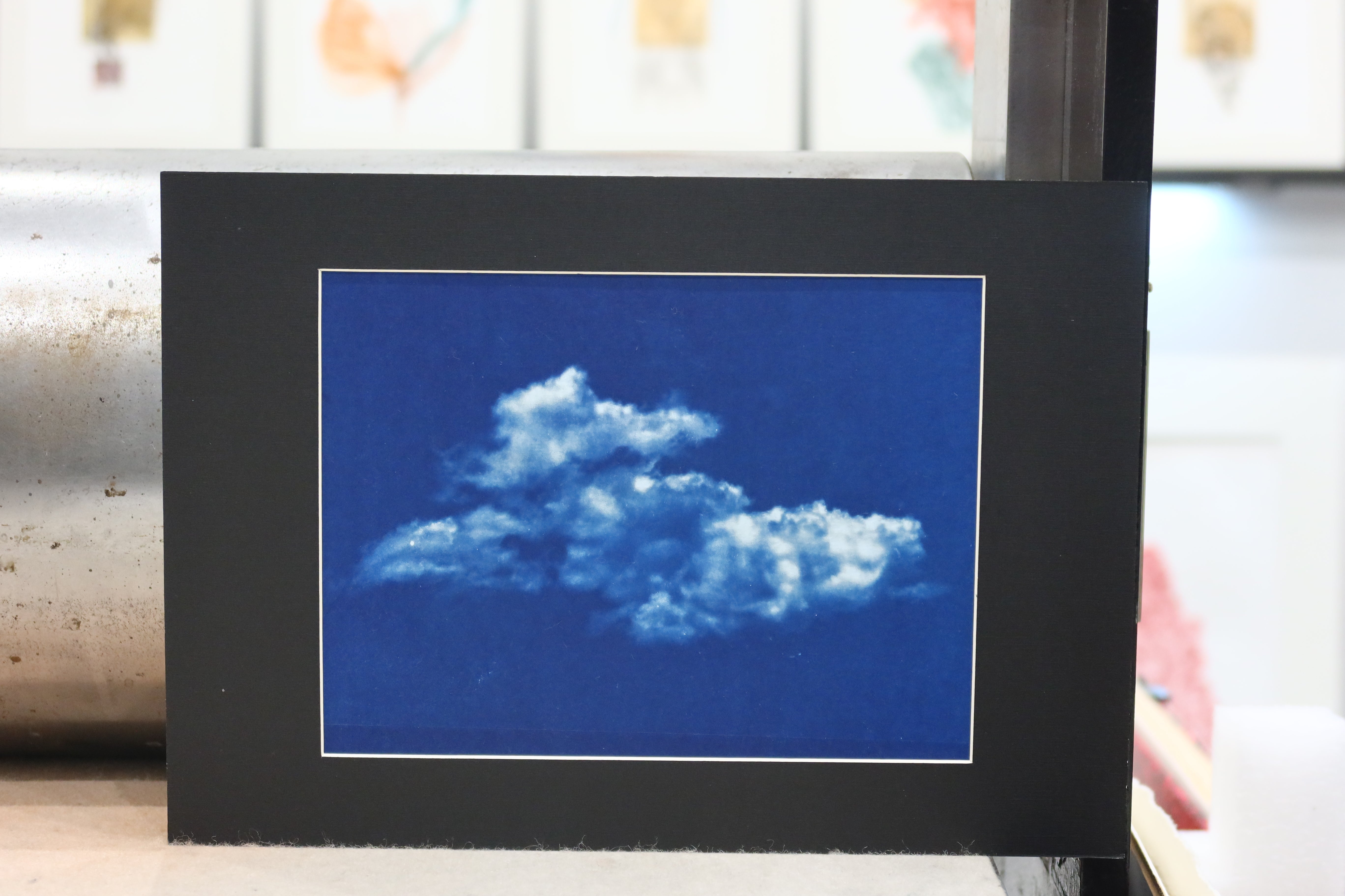 Œuvre de la collection Cyanotype représentant un nuage bleu paisible.