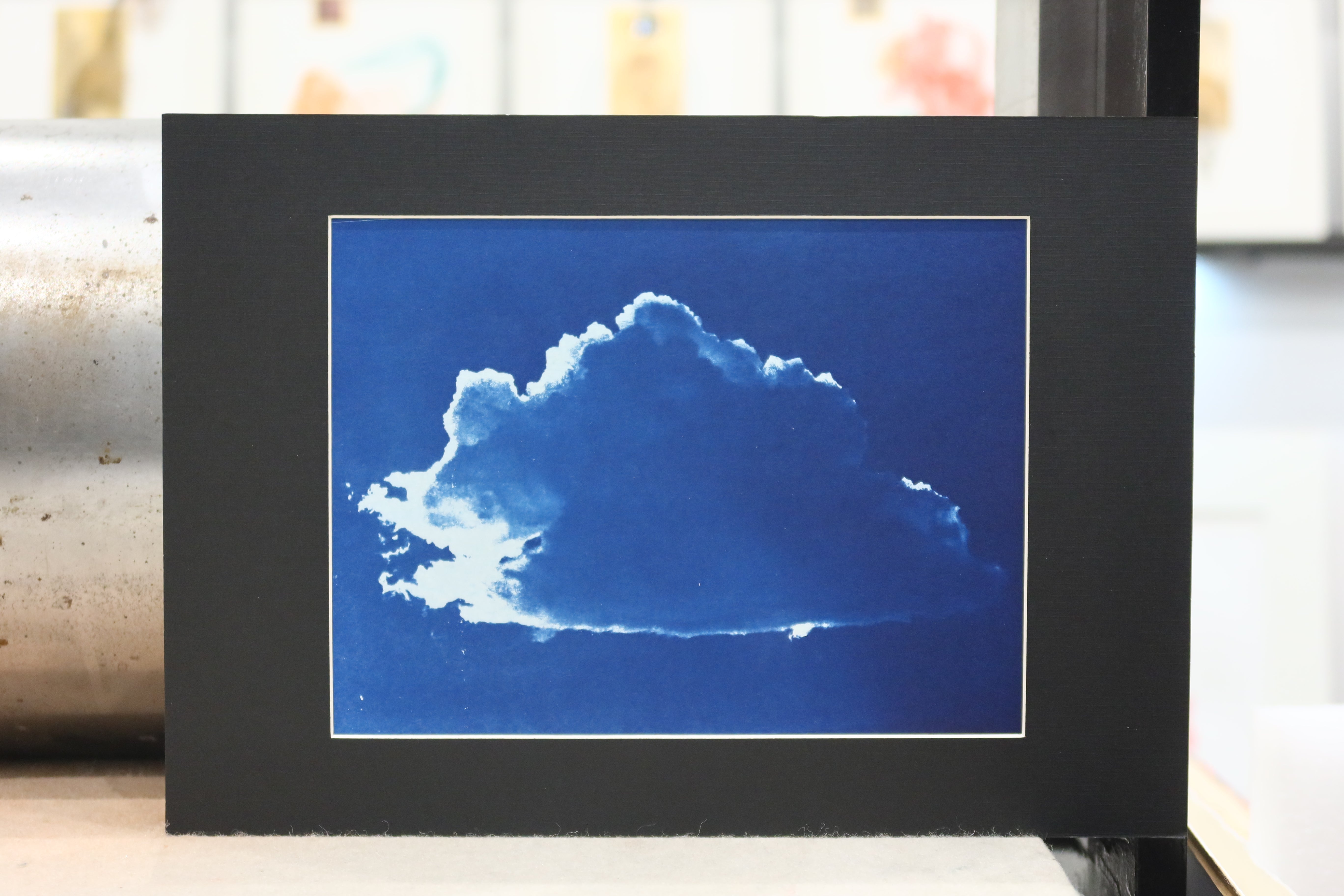 Œuvre de la collection Cyanotype représentant un nuage bleu.