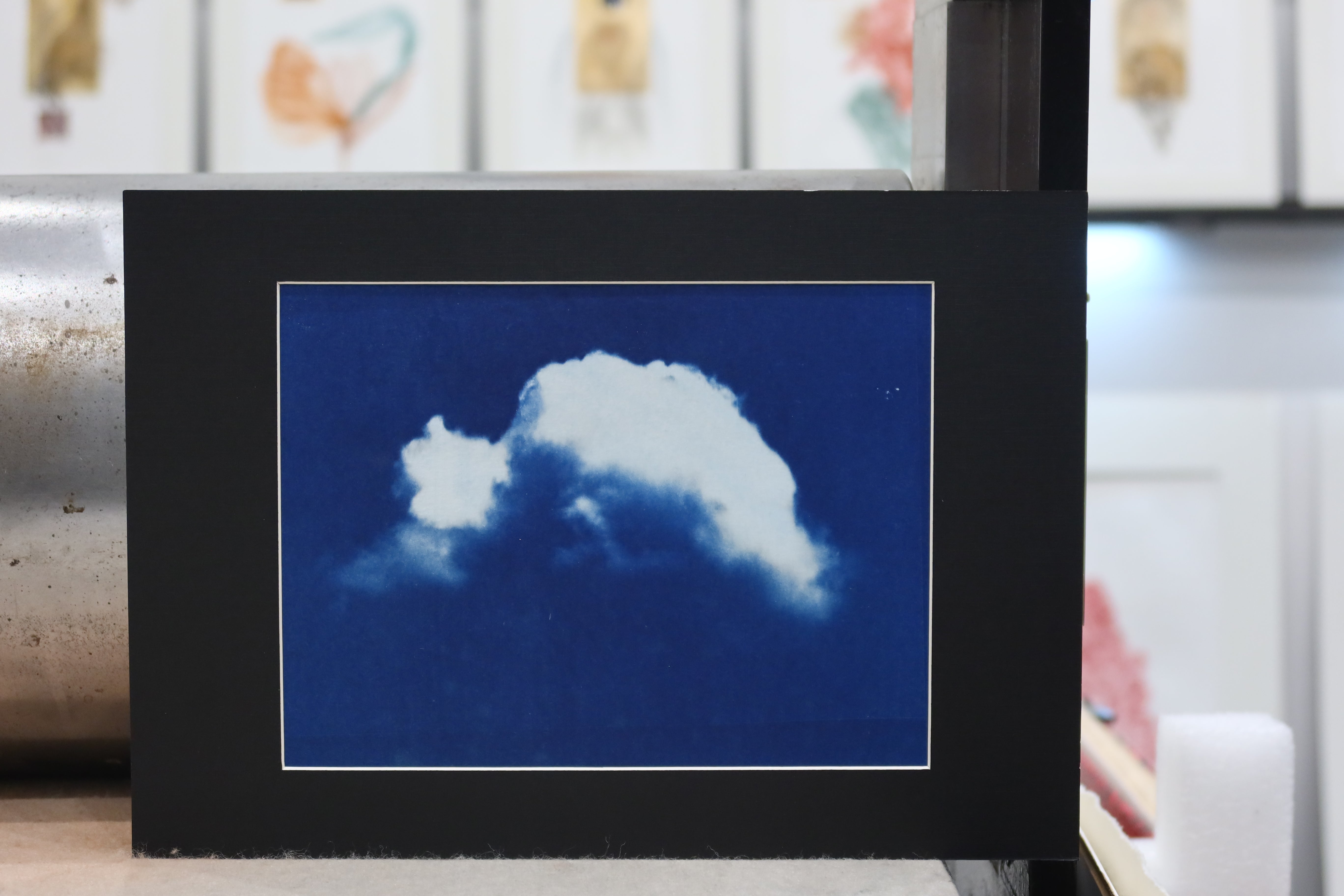 Œuvre de la collection Cyanotype représentant un nuage seul dans le ciel bleu.