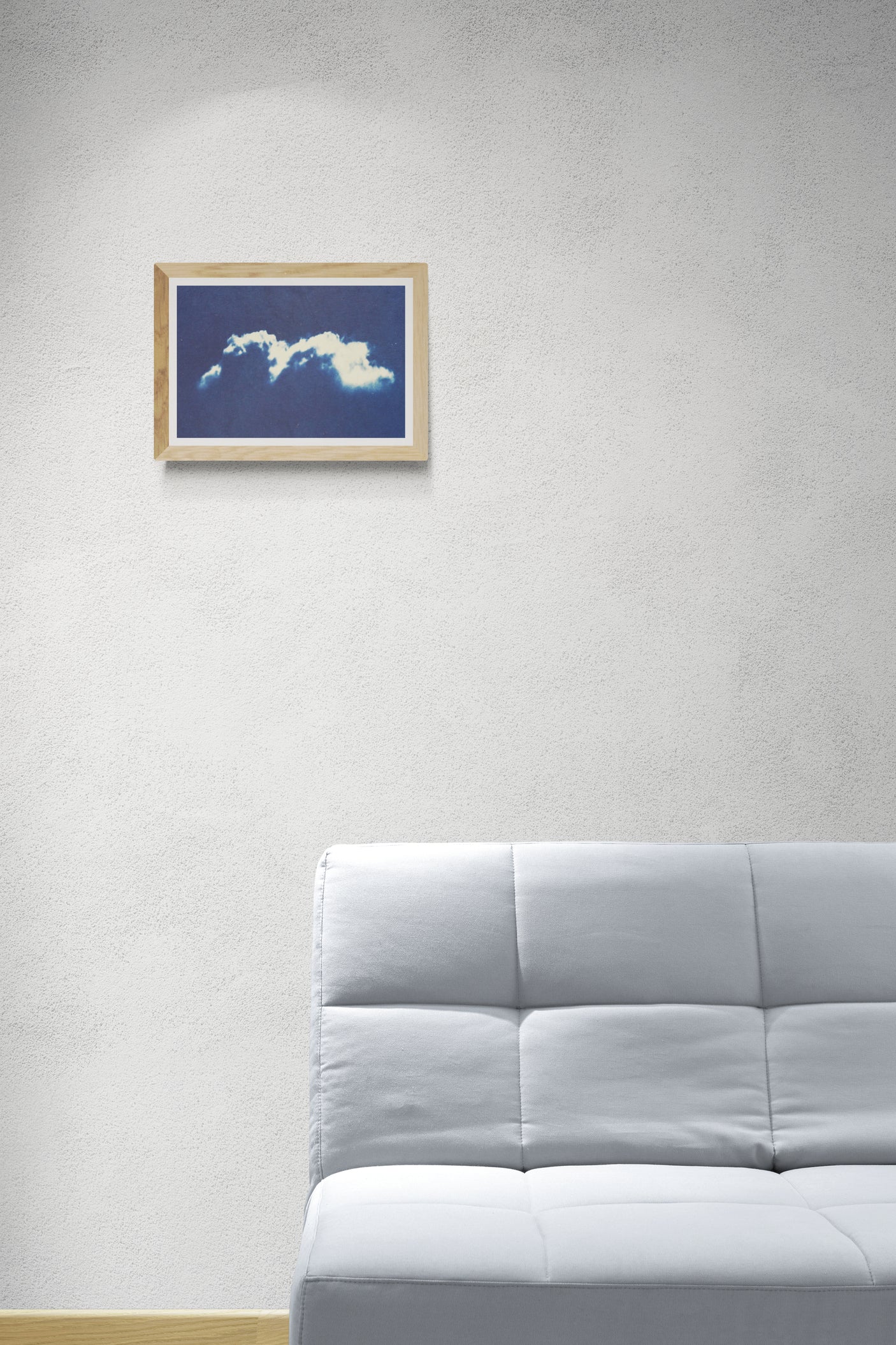 Œuvre encadrée de la collection Cyanotype en mise en situation représentant des nuages bleus dans le ciel.