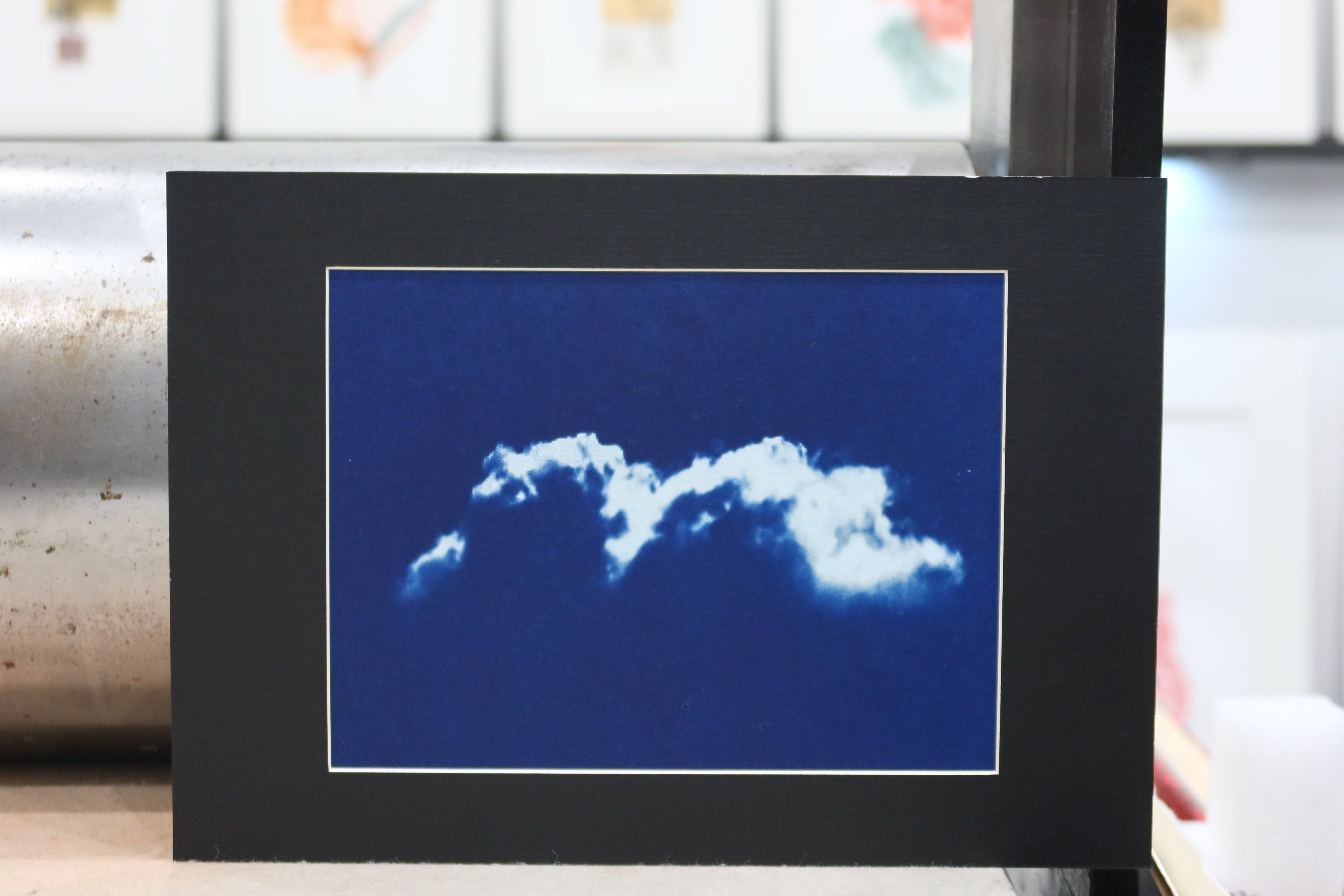 Œuvre de la collection Cyanotype représentant des nuages bleus dans le ciel.