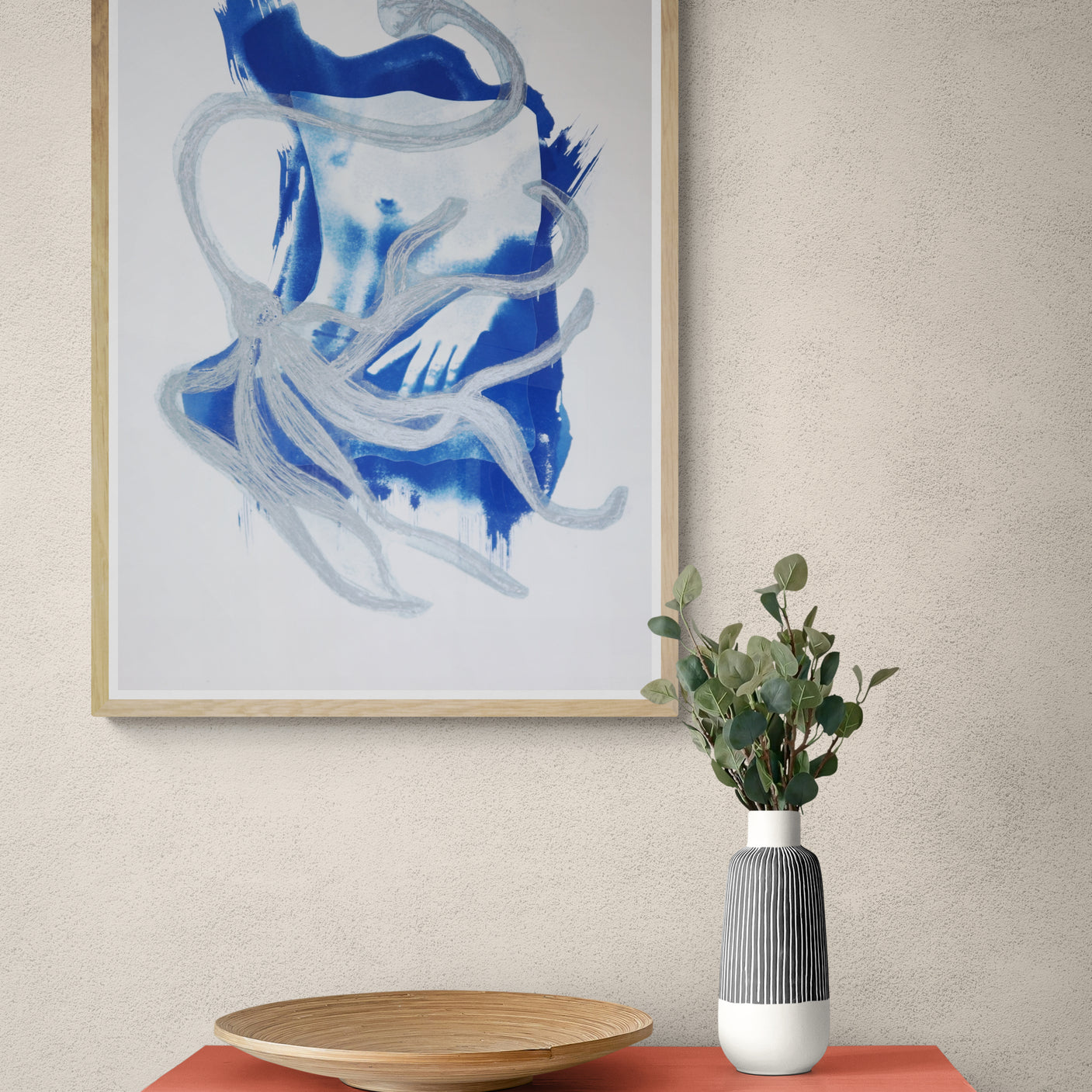 Œuvre de la collection Memoria encadrée, cyanotype et gravure sur papier, couleur principale bleue avec tentacules, présentée en intérieur.