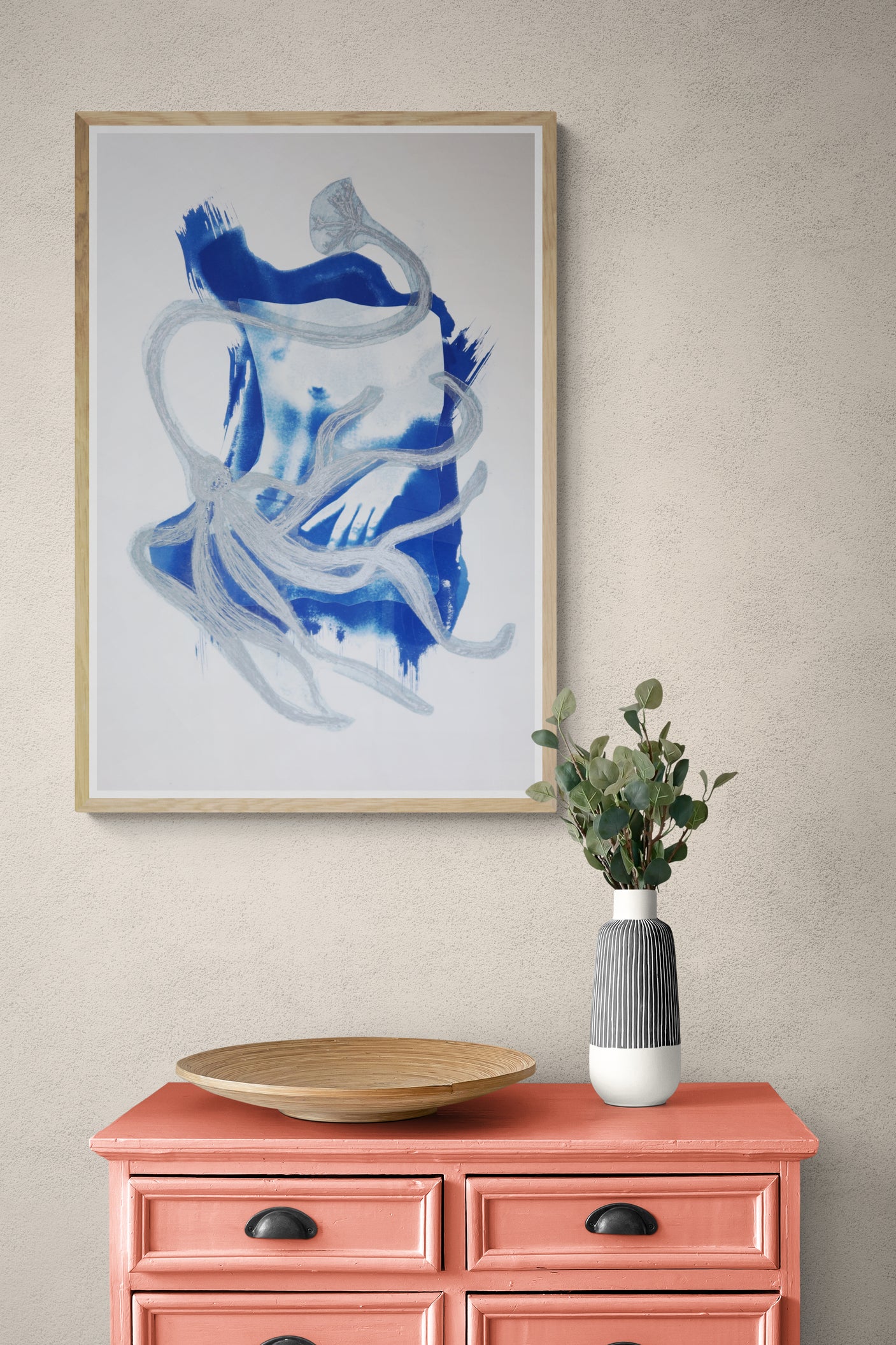 Œuvre de la collection Memoria encadrée, cyanotype et gravure sur papier, couleur principale bleue avec tentacules, présentée en intérieur.
