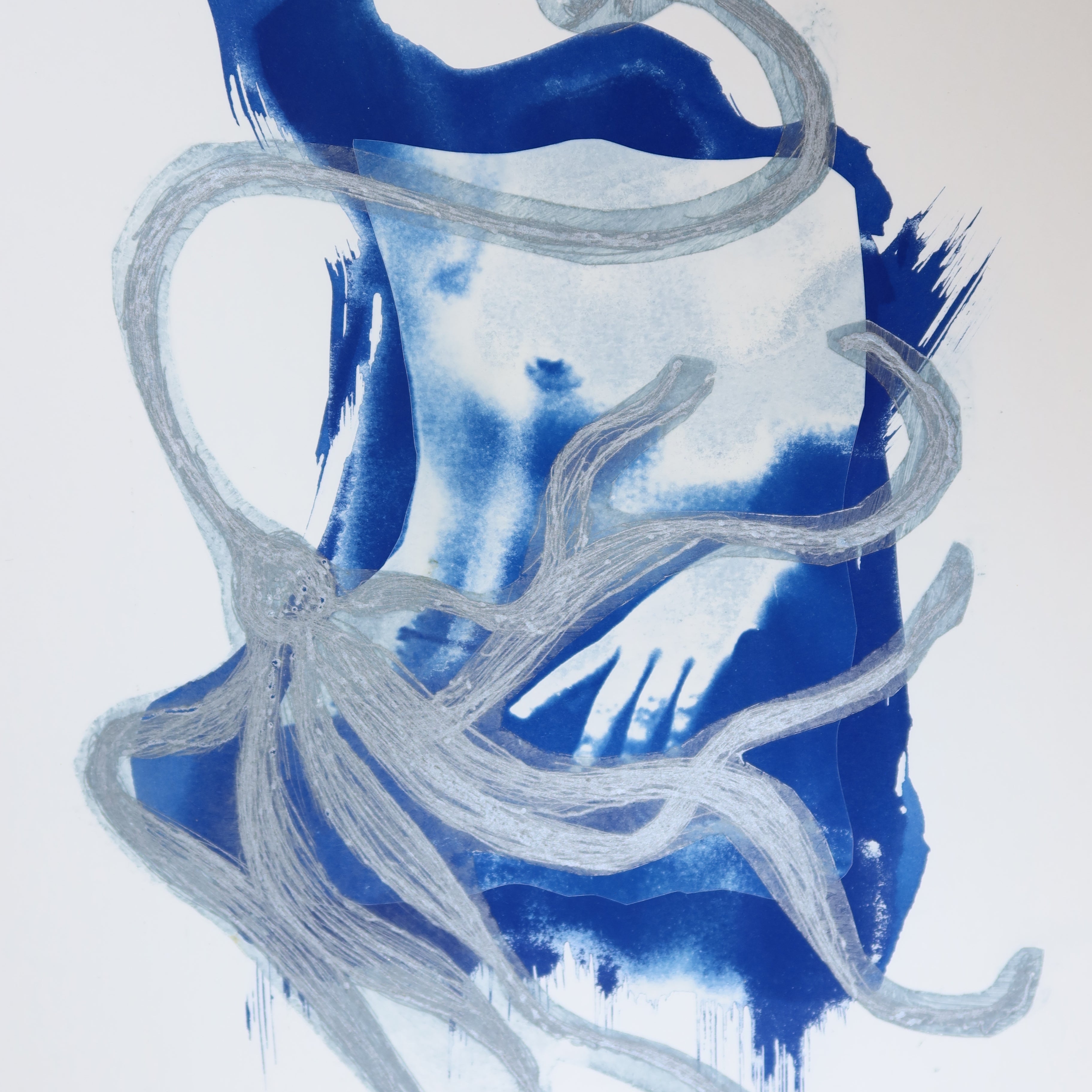 Œuvre originale de la collection Memoria, cyanotype et gravure sur papier, couleur principale bleue avec tentacules.