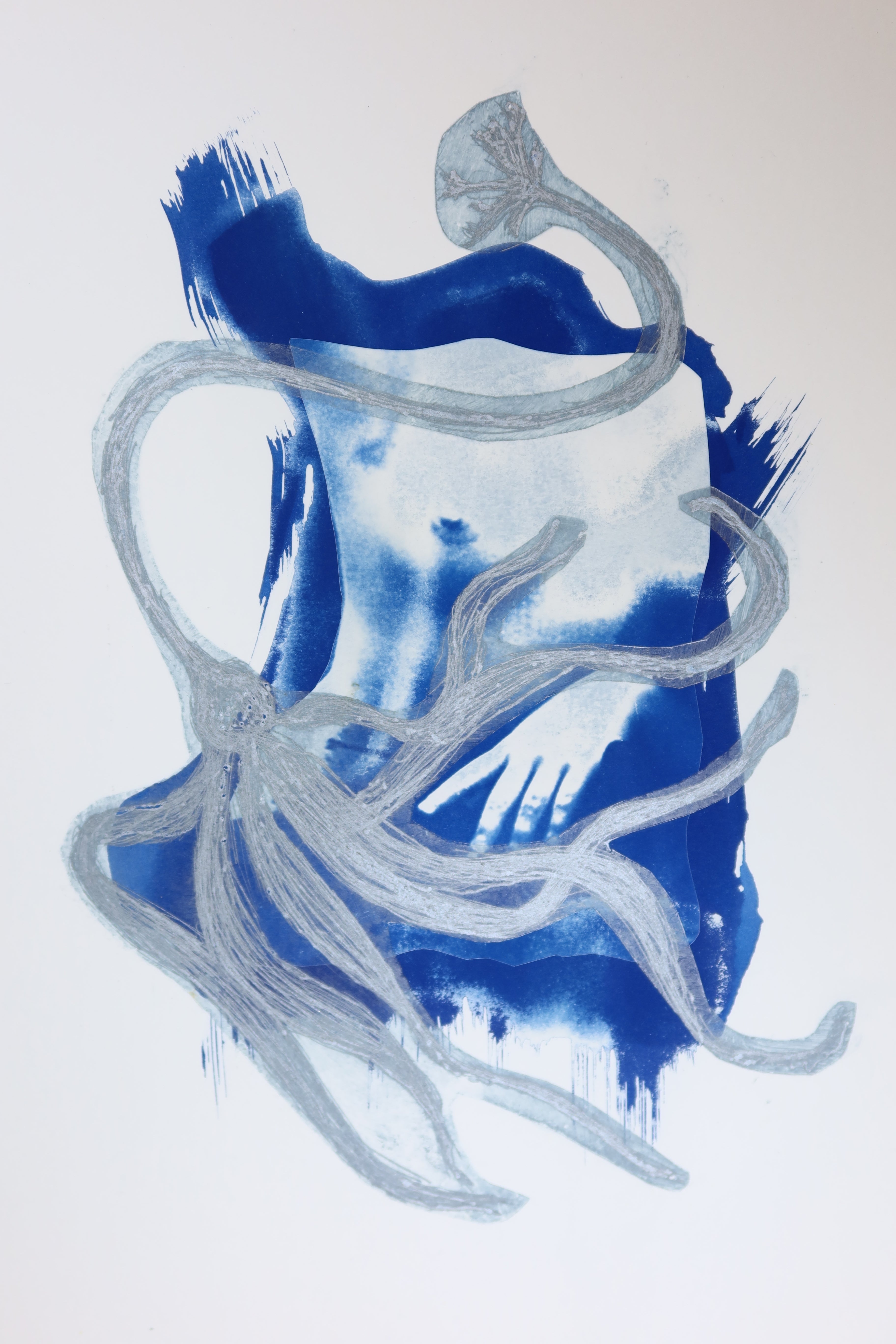 Œuvre originale de la collection Memoria, cyanotype et gravure sur papier, couleur principale bleue avec tentacules.