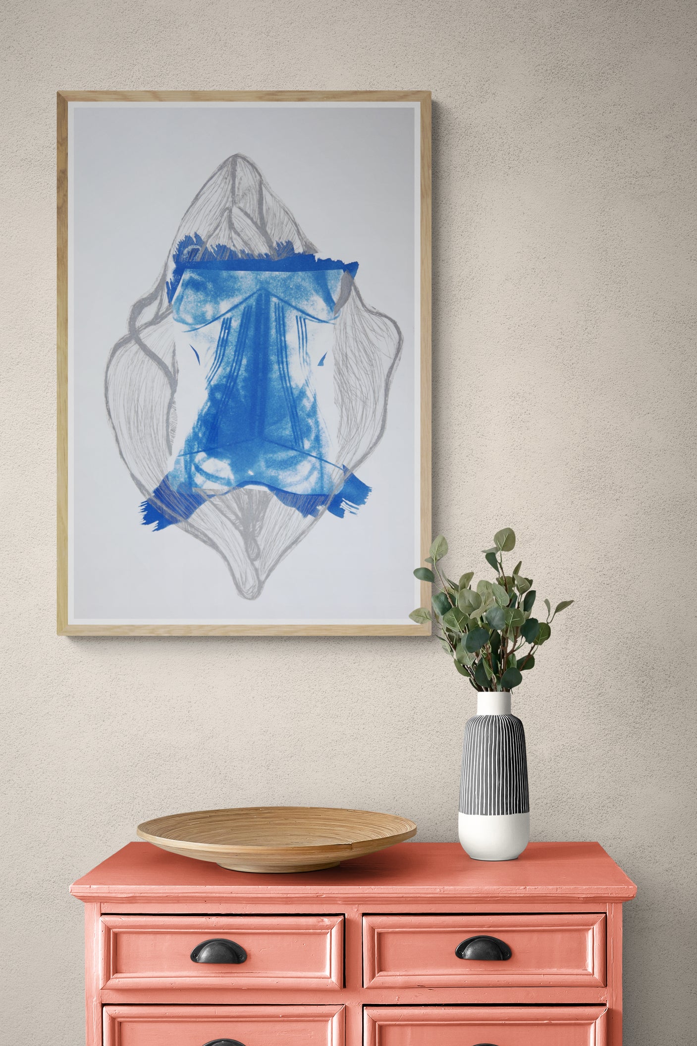 Œuvre de la collection Memoria encadrée, cyanotype et gravure sur papier, représentation du corps, présentée en intérieur.
