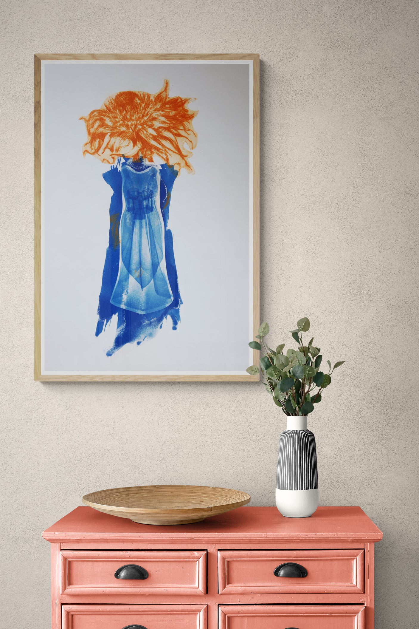 Œuvre de la collection Memoria encadrée, cyanotype et gravure sur papier, motif de fleur, présentée en intérieur.