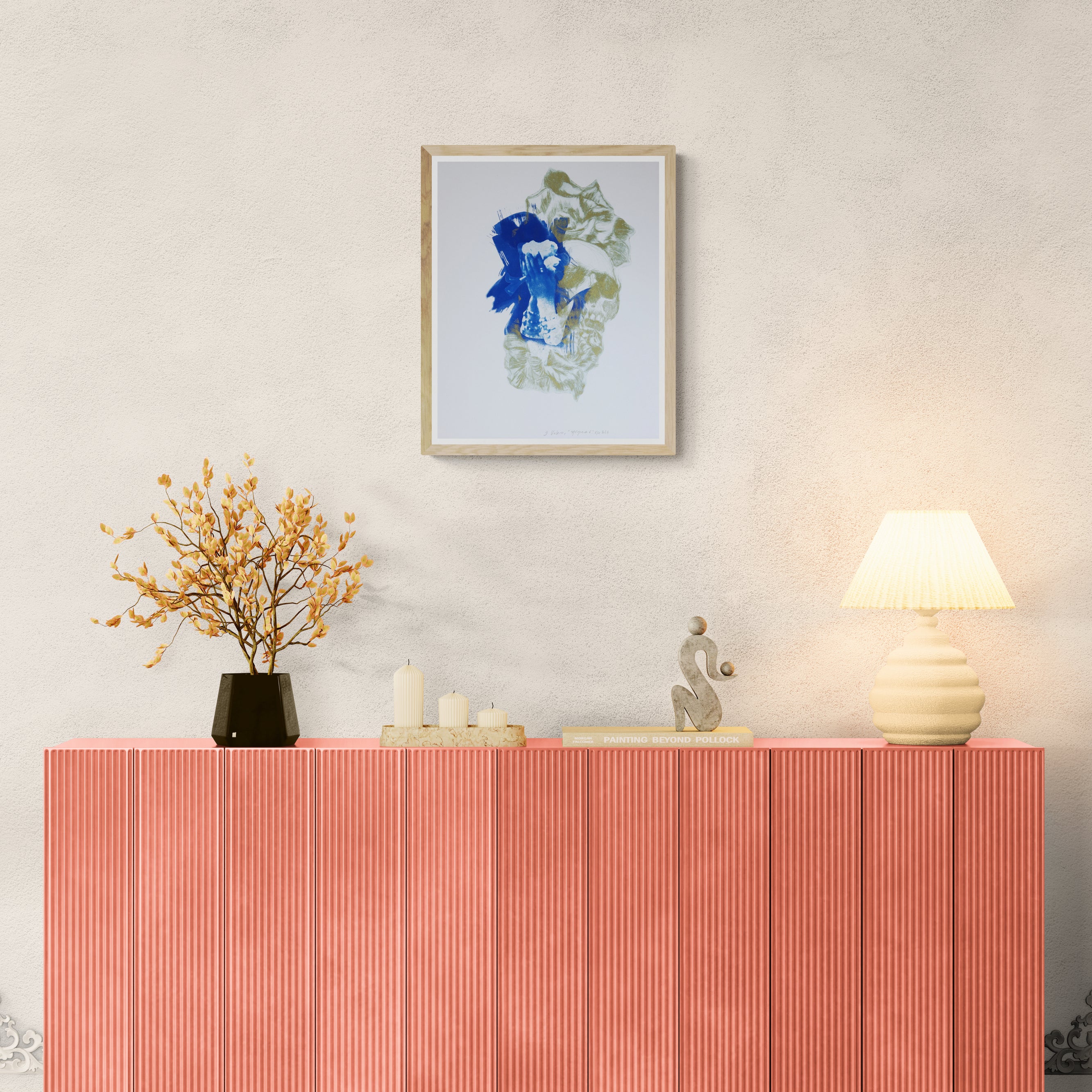 Œuvre de la collection Memoria encadrée, cyanotype et gravure sur papier, motif de fleurs, de crâne et de mains sur le visage, présentée en intérieur.
