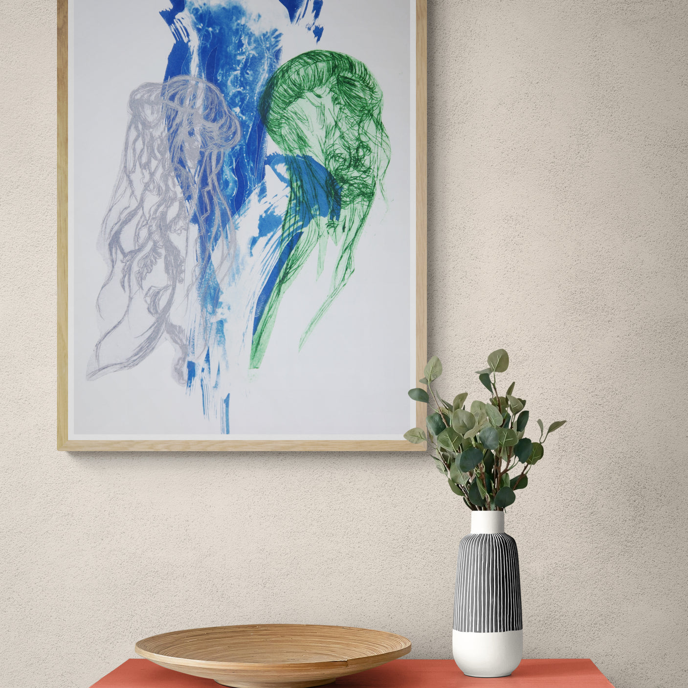 Œuvre de la collection Memoria encadrée, cyanotype et gravure sur papier, motif de méduses, univers marin, présentée en intérieur.