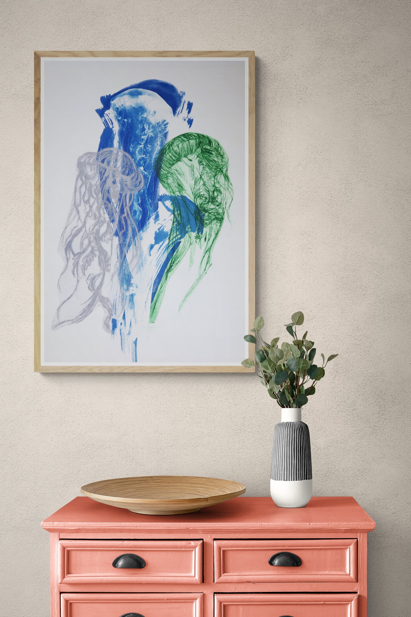 Œuvre de la collection Memoria encadrée, cyanotype et gravure sur papier, motif de méduses, univers marin, présentée en intérieur.