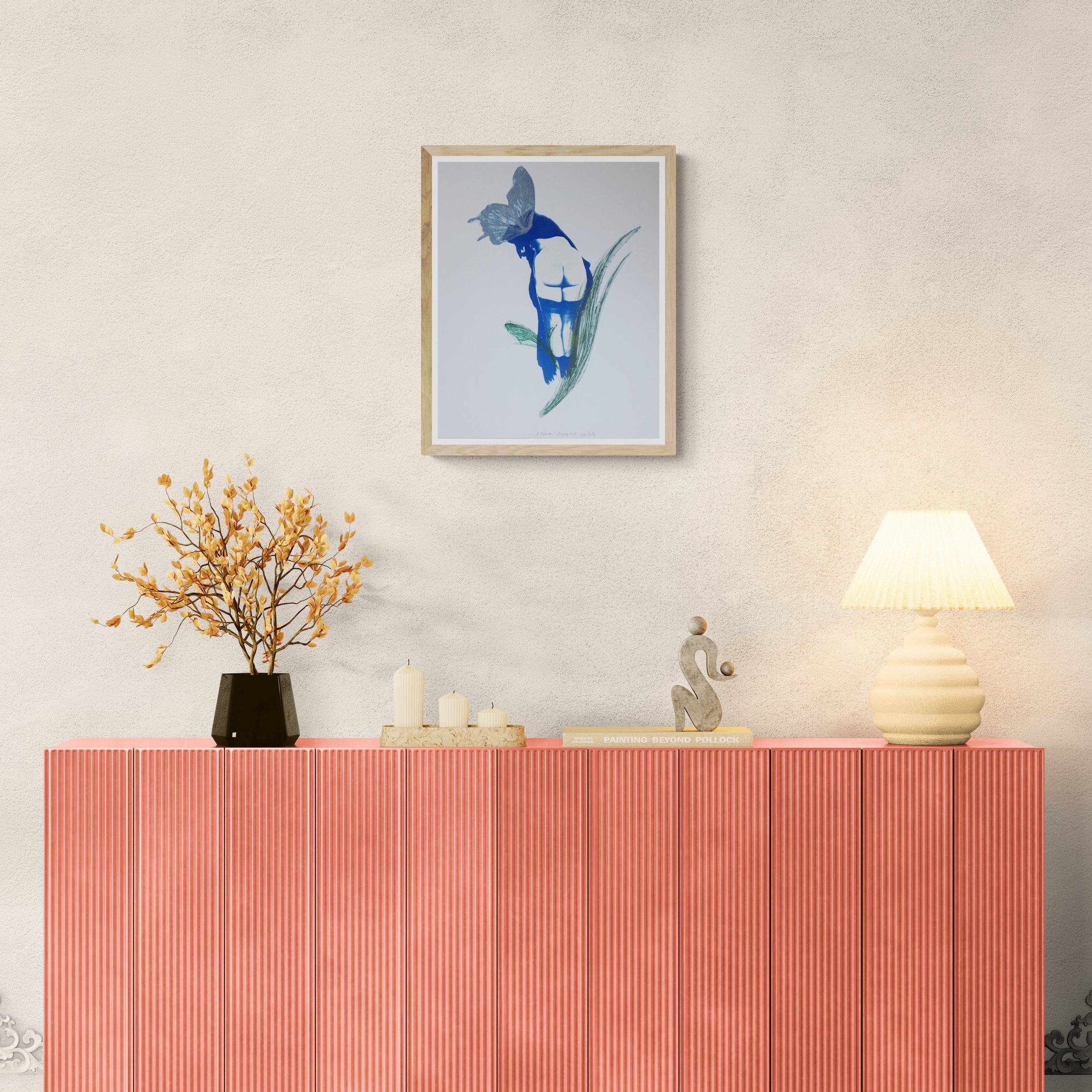 Œuvre de la collection Memoria encadrée, cyanotype et gravure sur papier, représentation d’un corps avec un papillon, teintes bleues et vertes, présentée en intérieur.