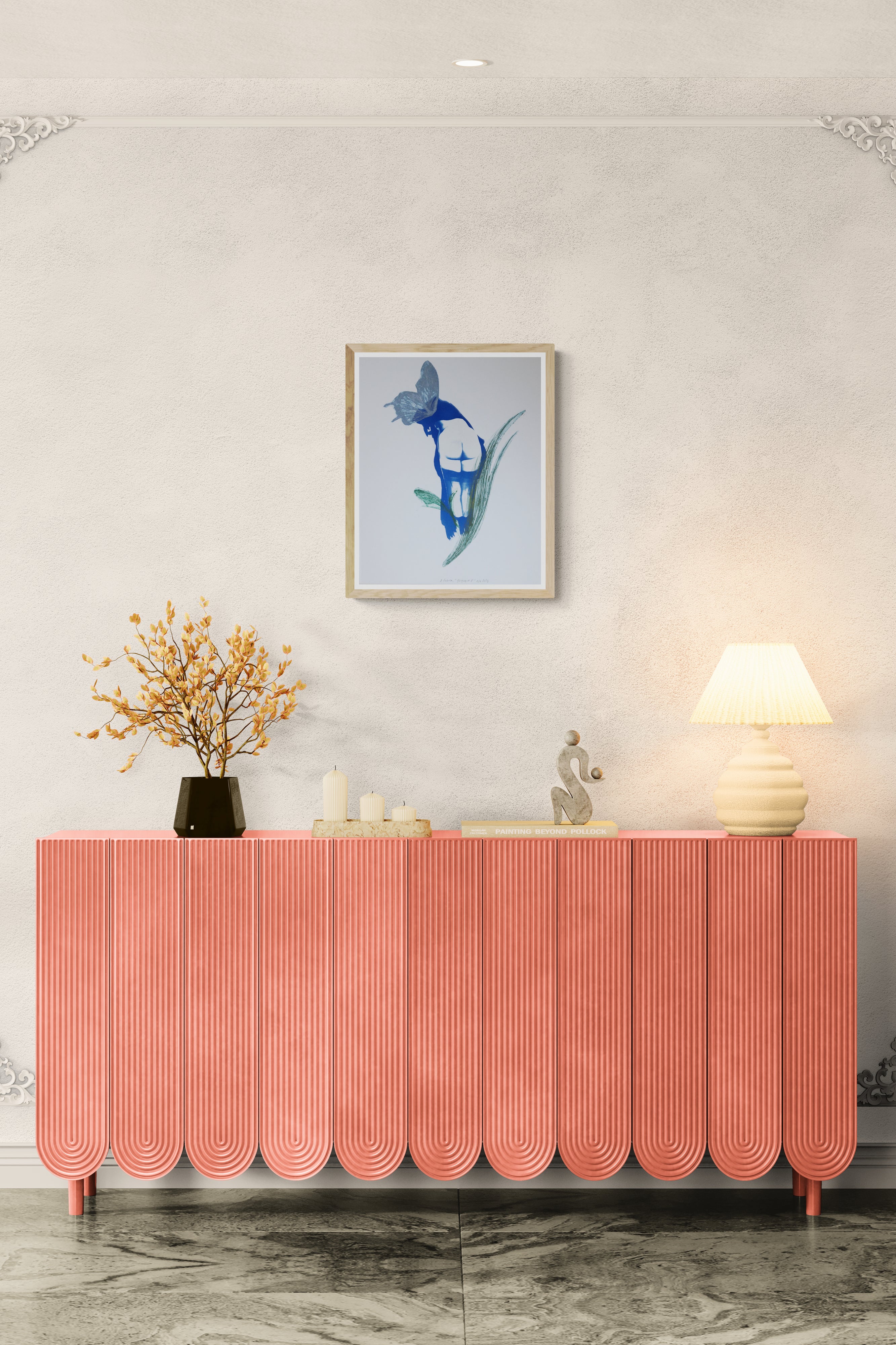 Œuvre de la collection Memoria encadrée, cyanotype et gravure sur papier, représentation d’un corps avec un papillon, teintes bleues et vertes, présentée en intérieur.