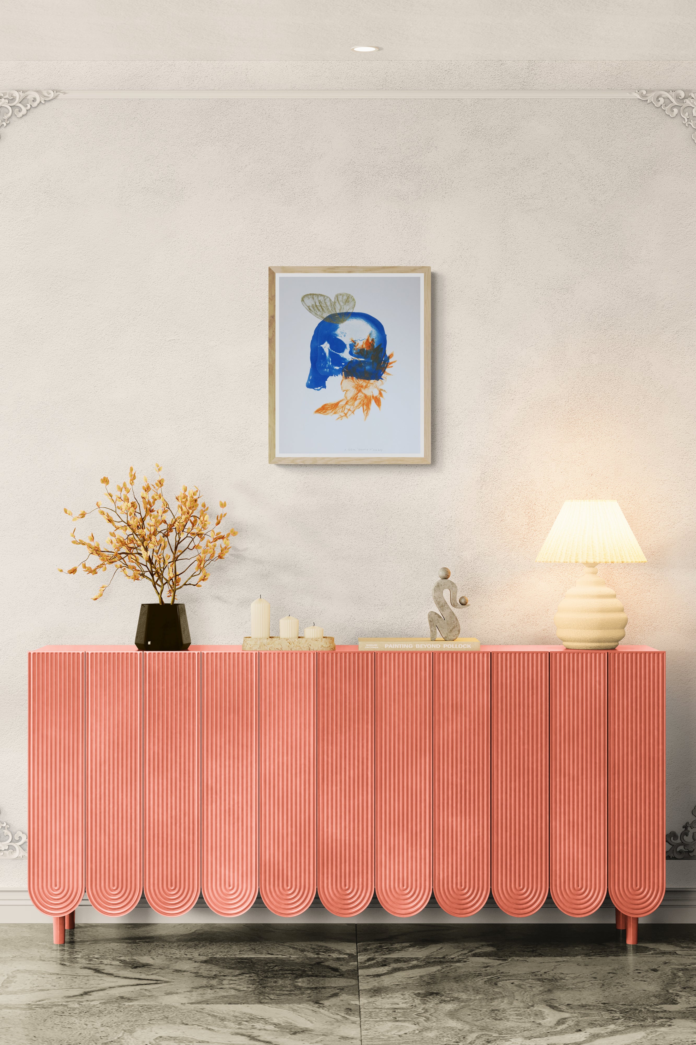 Œuvre de la collection Memoria encadrée, cyanotype et gravure sur papier, motif de papillon, de crâne et de fleur orange, présentée en intérieur.