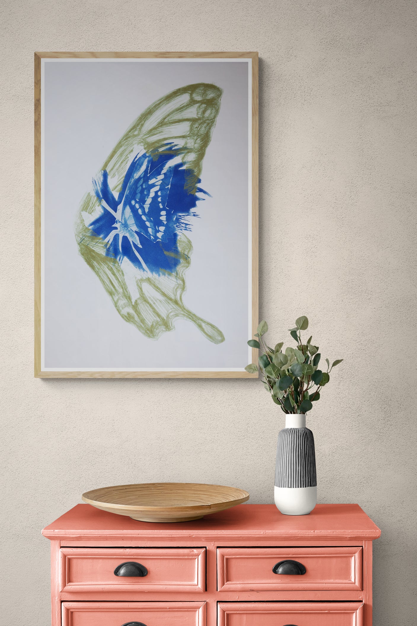 Œuvre de la collection Memoria encadrée, cyanotype et gravure sur papier, motif de papillon, présentée en intérieur.