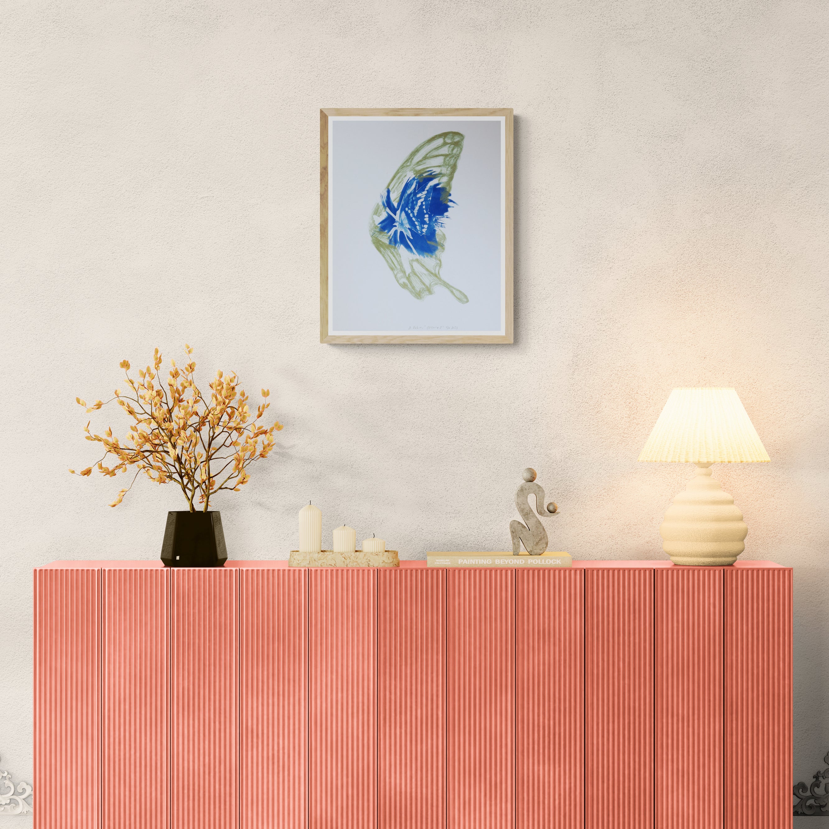 Œuvre de la collection Memoria encadrée, cyanotype et gravure sur papier, motif de papillon, présentée en intérieur.