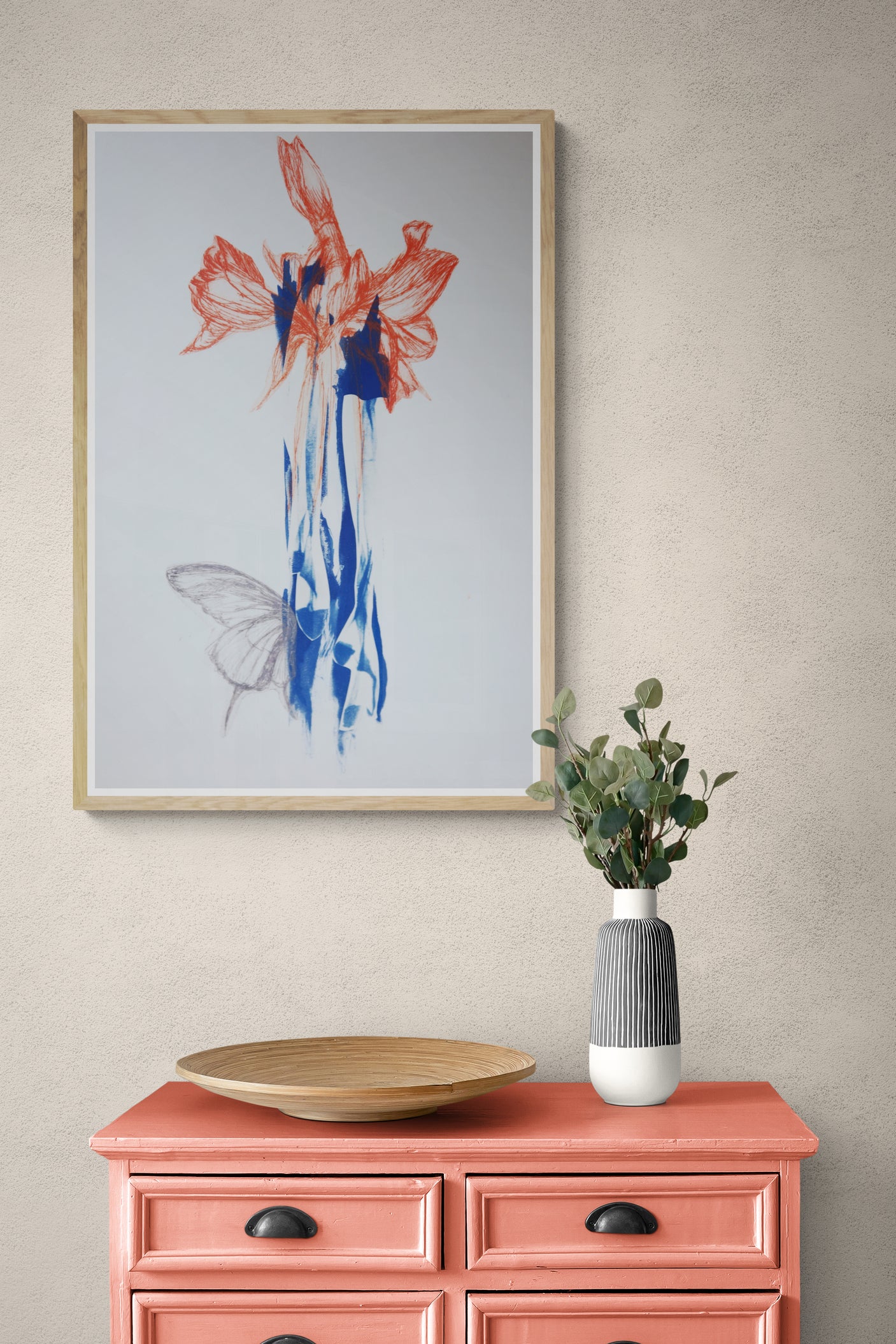 Œuvre de la collection Memoria encadrée, cyanotype et gravure sur papier, motif de papillon et de fleurs rouges, présentée en intérieur.