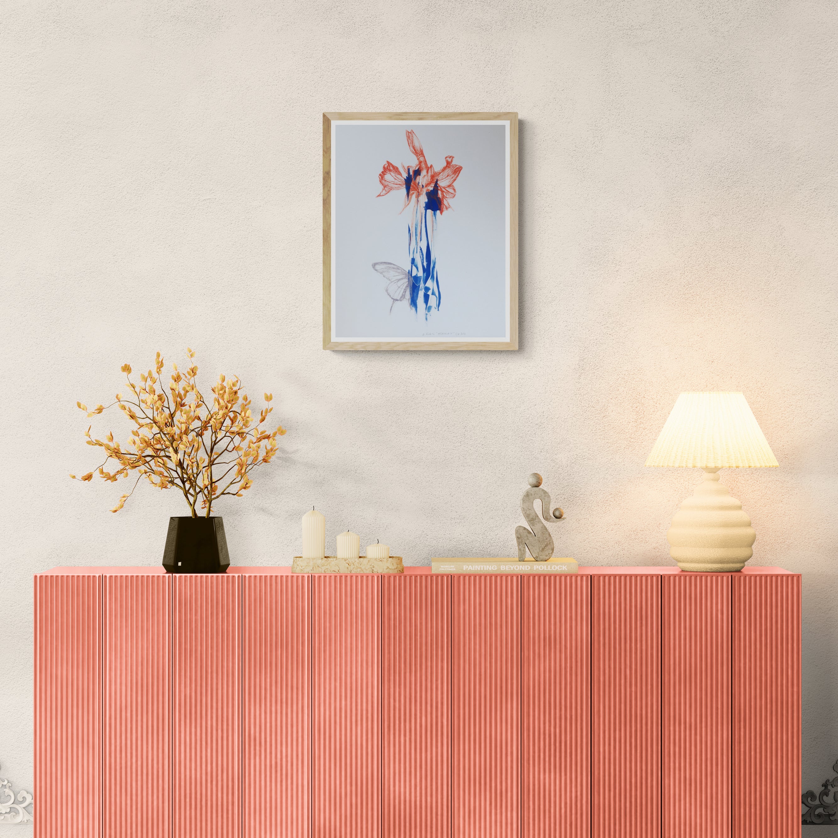 Œuvre de la collection Memoria encadrée, cyanotype et gravure sur papier, motif de papillon et de fleurs rouges, présentée en intérieur.