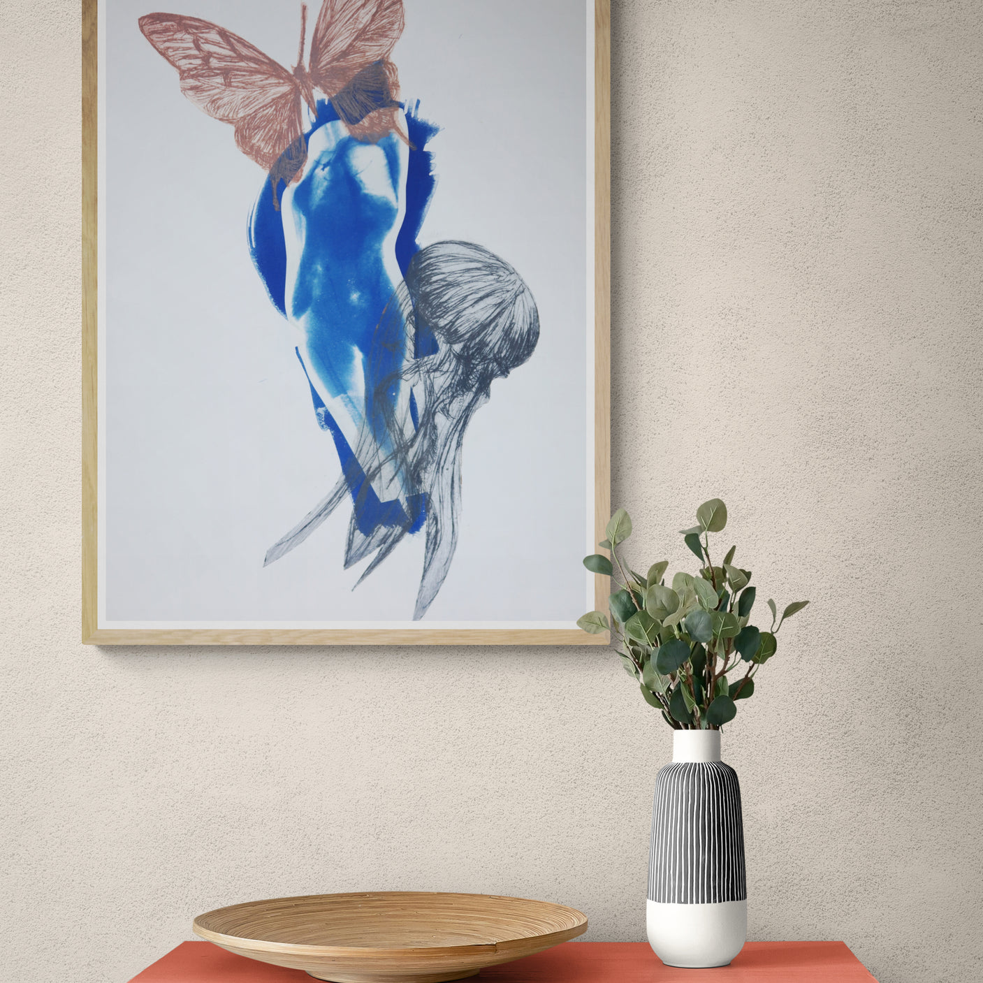 Œuvre de la collection Memoria encadrée, cyanotype et gravure sur papier, motif de papillon, de méduses et du corps, présentée en intérieur.