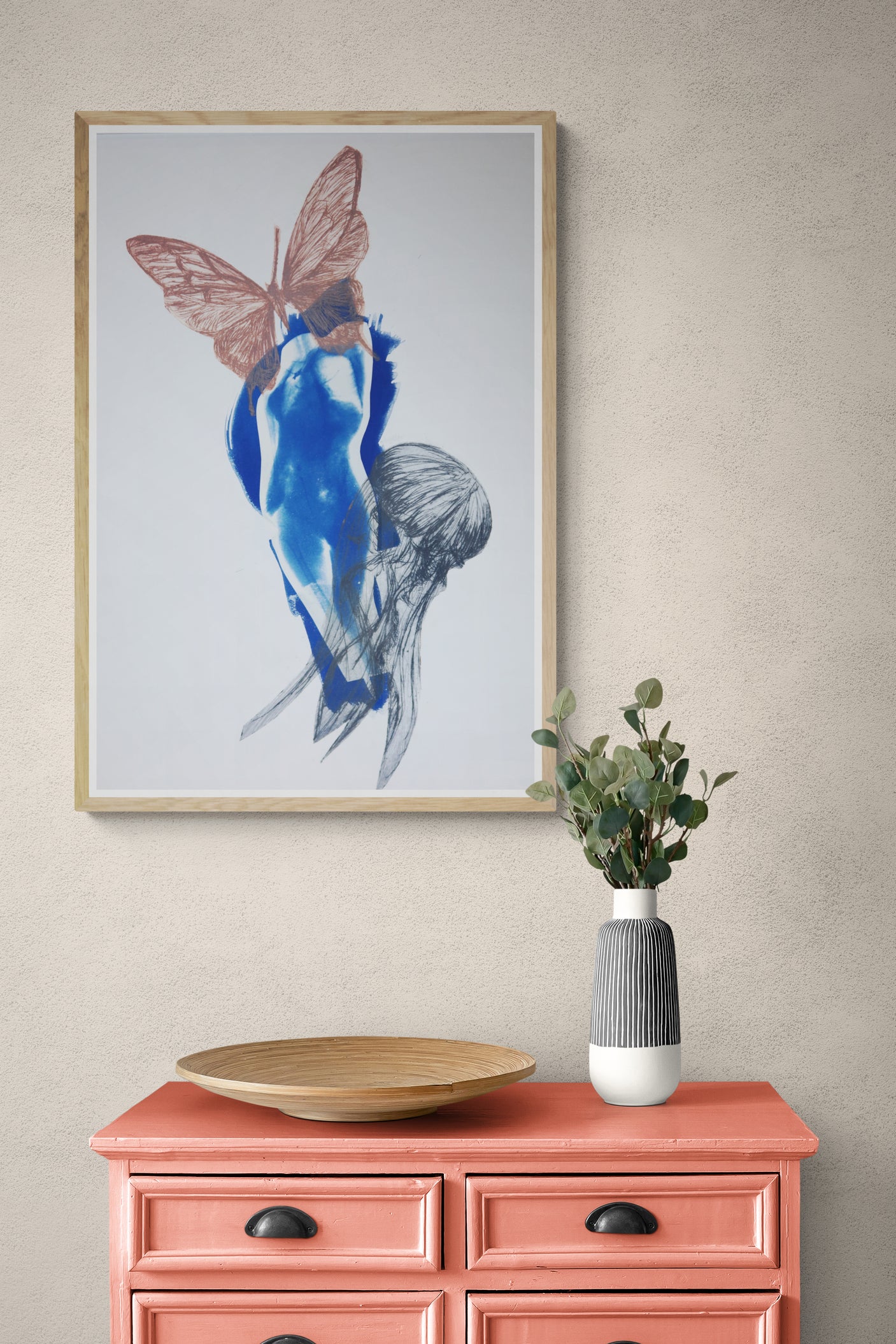 Œuvre de la collection Memoria encadrée, cyanotype et gravure sur papier, motif de papillon, de méduses et du corps, présentée en intérieur.