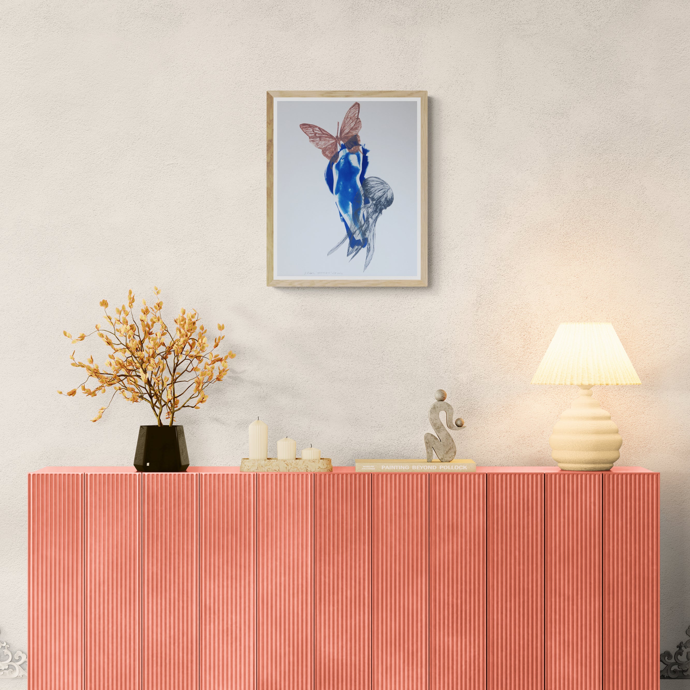 Œuvre de la collection Memoria encadrée, cyanotype et gravure sur papier, motif de papillon, de méduses et du corps, présentée en intérieur.