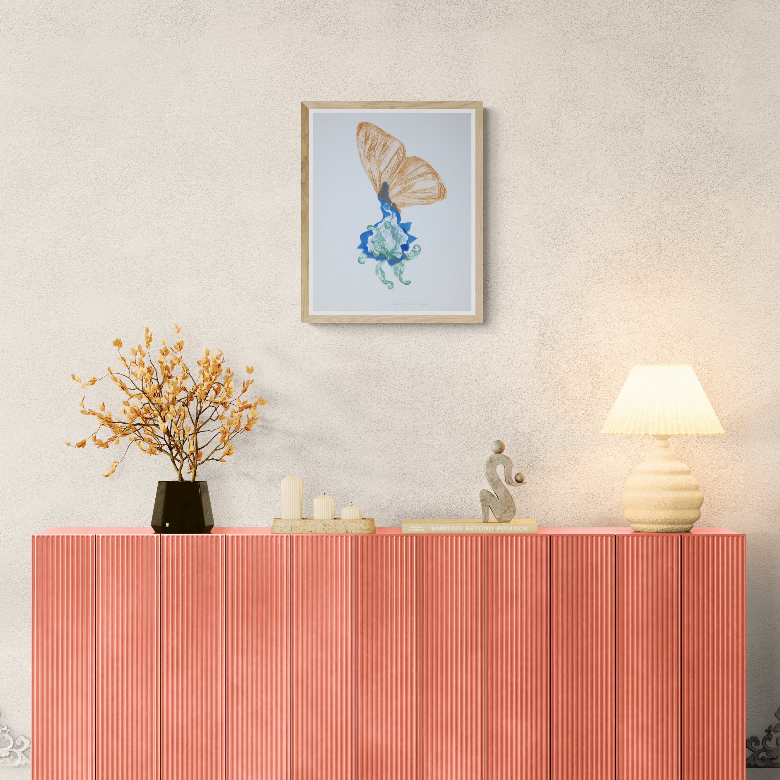 Œuvre de la collection Memoria encadrée, cyanotype et gravure sur papier, motif de papillon orange et de fleur, présentée en intérieur.